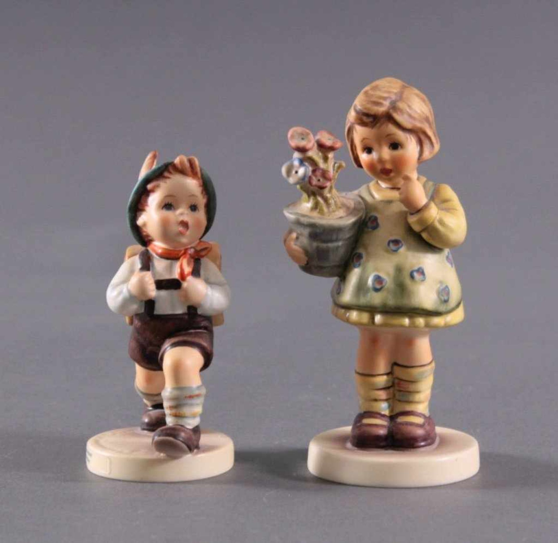 2 Goebel Hummel Figuren1x Hummel Club Edition 1992/1993, ca. Höhe 14,5 cm.1x Hummel 822/0 "