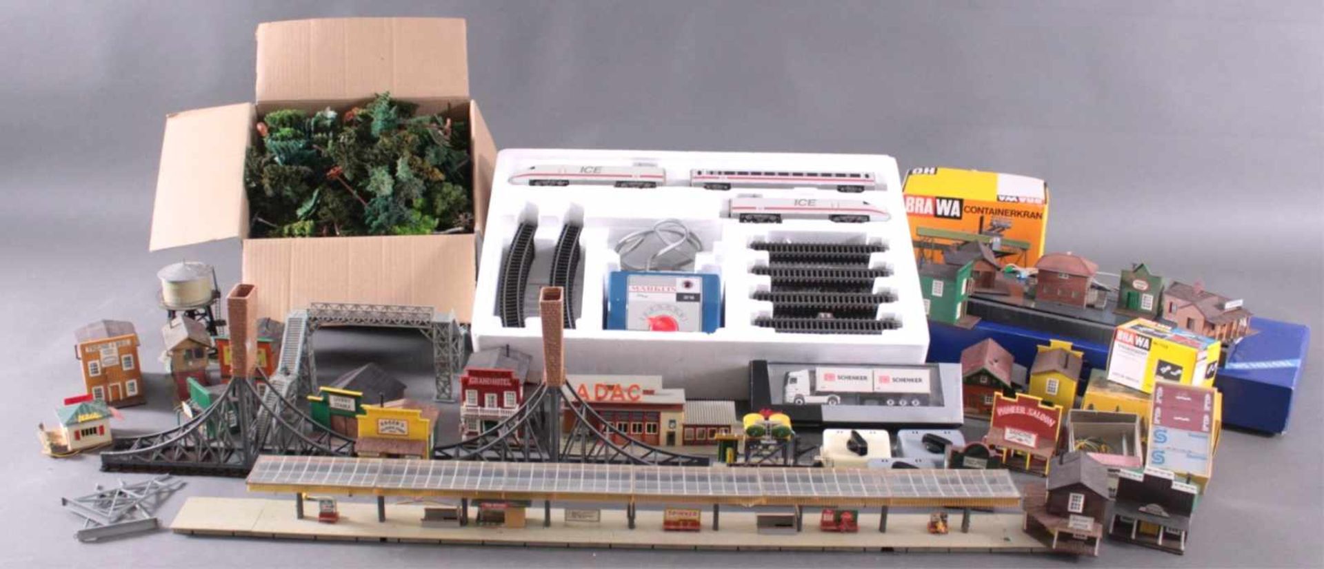 EisenbahnanlageBestehend aus 3 Loks, Märklin 3047 und 3000 sowie Delta 2986ICE 1, Gleisen,