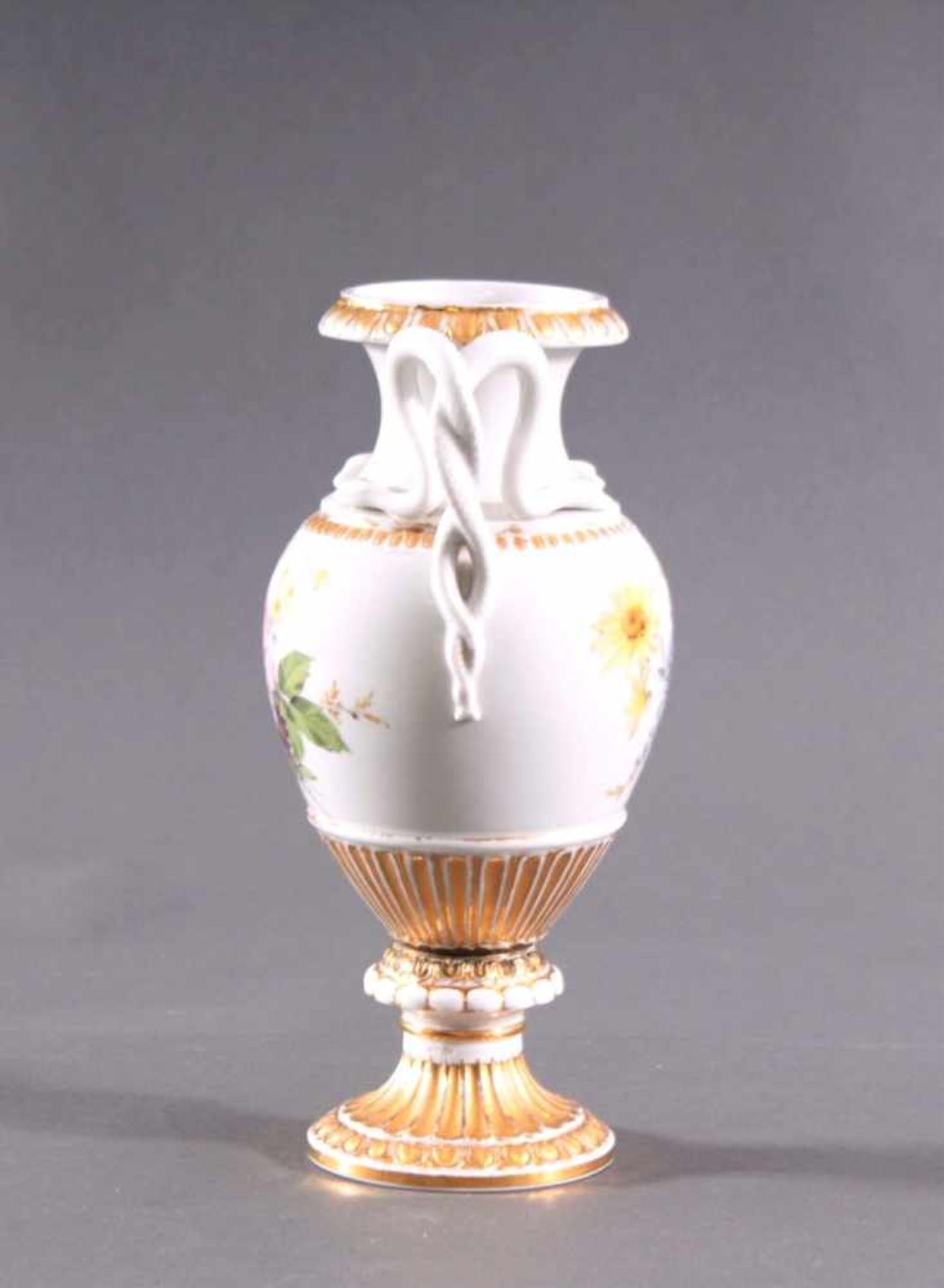 Meissen Schlangehenkel-Vase, I. WahlPorzellan, Blumenmalerei beidseitig, Doppelschlangenhenkel, - Bild 4 aus 6