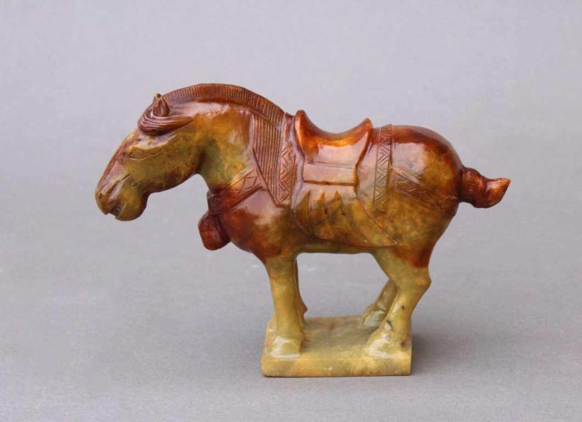 Jade PferdefigurChina, 19. Jahrhundert, vollplastisch gearbeitetes Pferd mitSattel und Zaumzeug, auf - Bild 2 aus 4