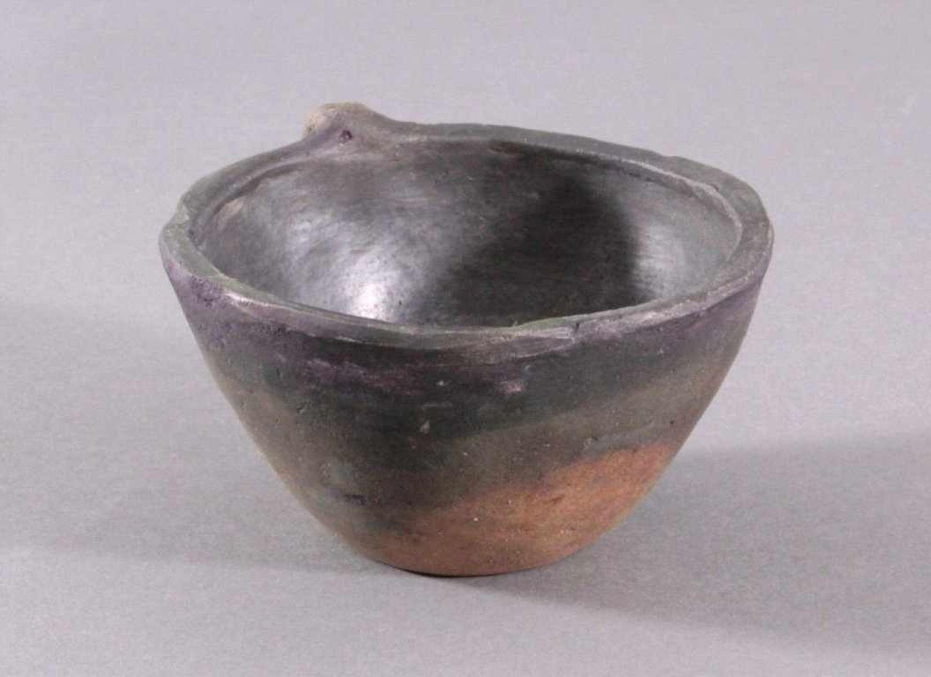 Henkelgefäß - Lausitzer Kultur 900-500 v. Chr.Tassenförmiges Einhenkelgefäß, aus dunkelbraunem Ton, - Bild 3 aus 5