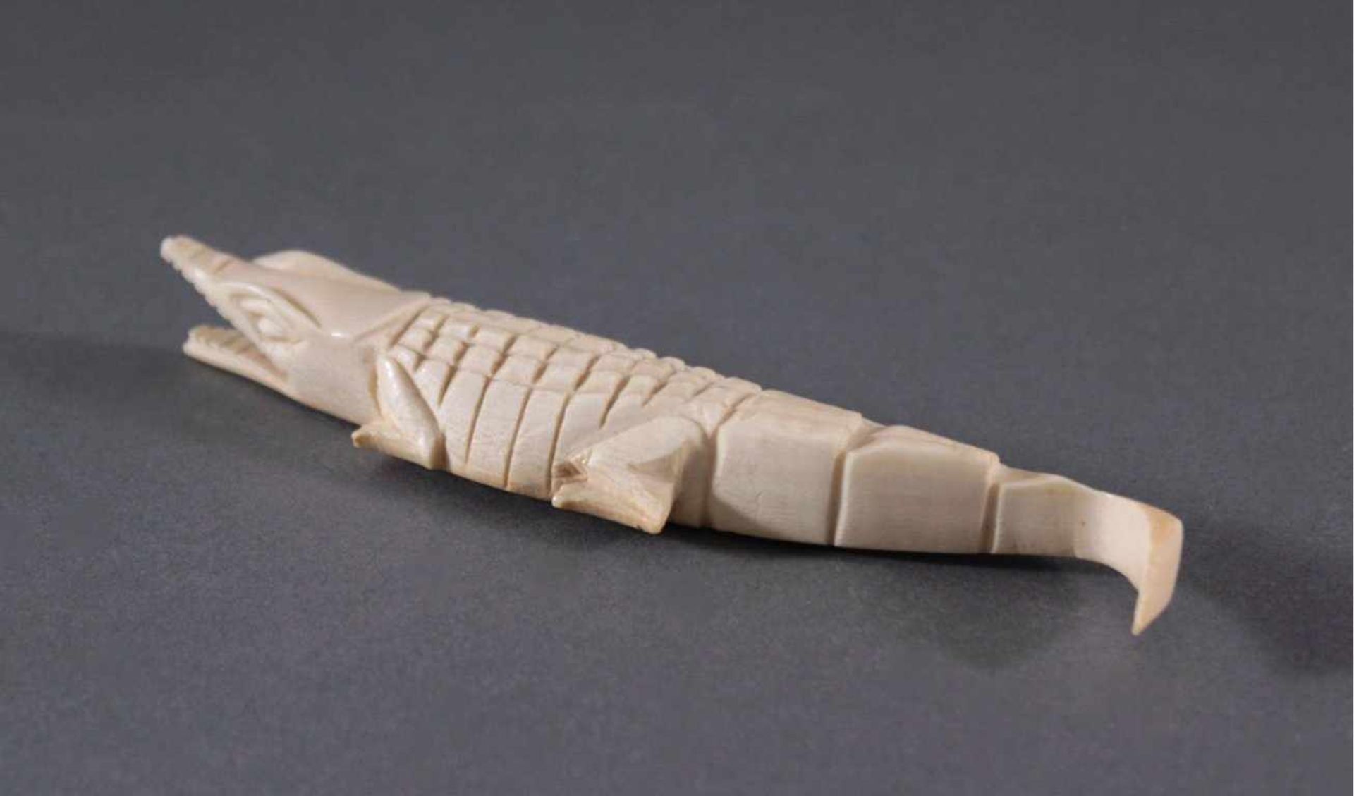 Stilisiertes Krokodil, ElfenbeinLeicht gebogene Form, reliefiert beschnitztes Krokodil mitoffenem - Bild 3 aus 5