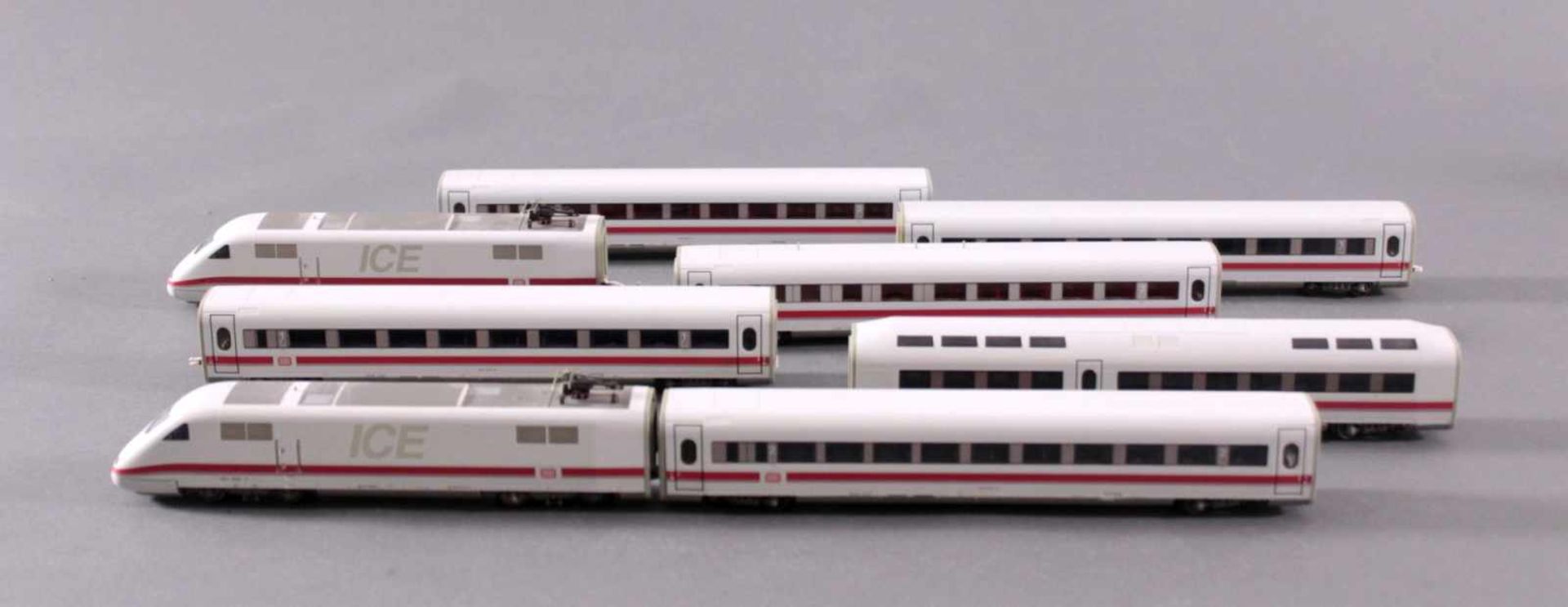 Märklin ICEBestehend aus 8 Teilen.2 Zugwägen, 1 Boardrestaurant, 3x 2. Klasse und 2x 1.Klasse.