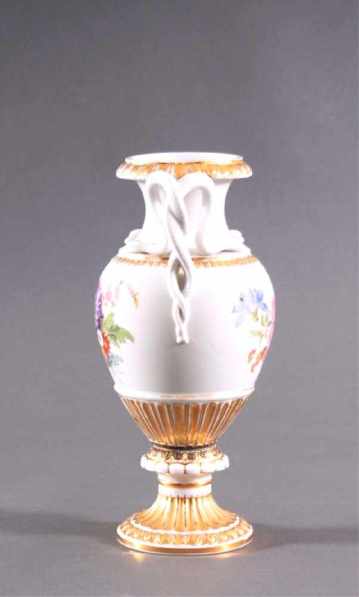 Meissen Schlangehenkel-Vase, I. WahlPorzellan, Blumenmalerei beidseitig, Doppelschlangenhenkel, - Bild 2 aus 6