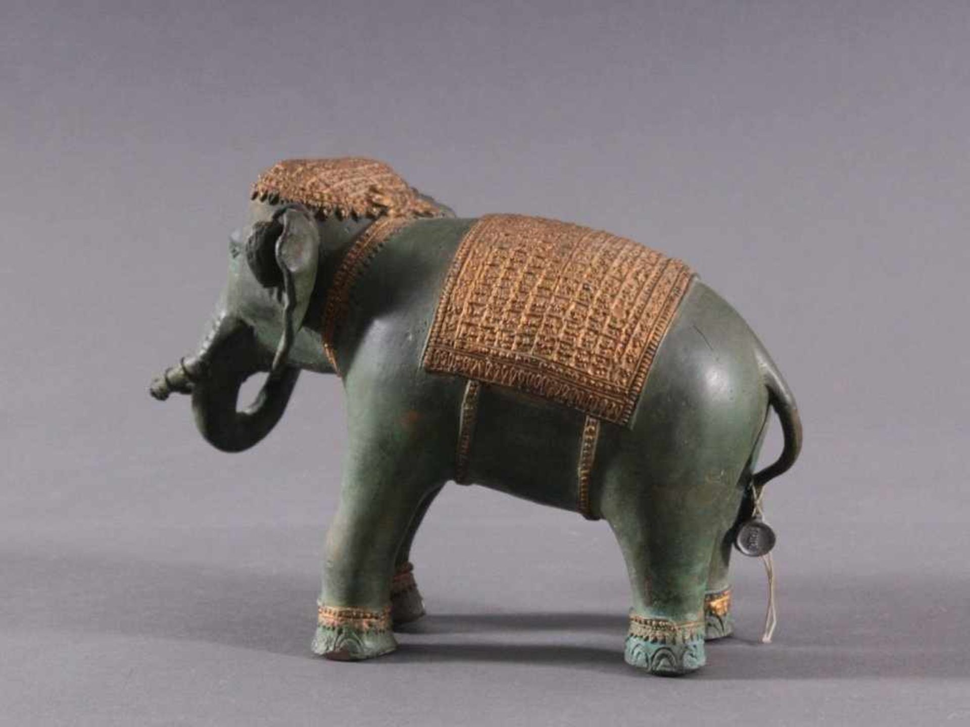 Bronzeplastik, "Elefant"Thailand, 20. Jahrhundert, grün- und goldfarben patiniert,ca. H-17 x 26 cm - Bild 3 aus 7