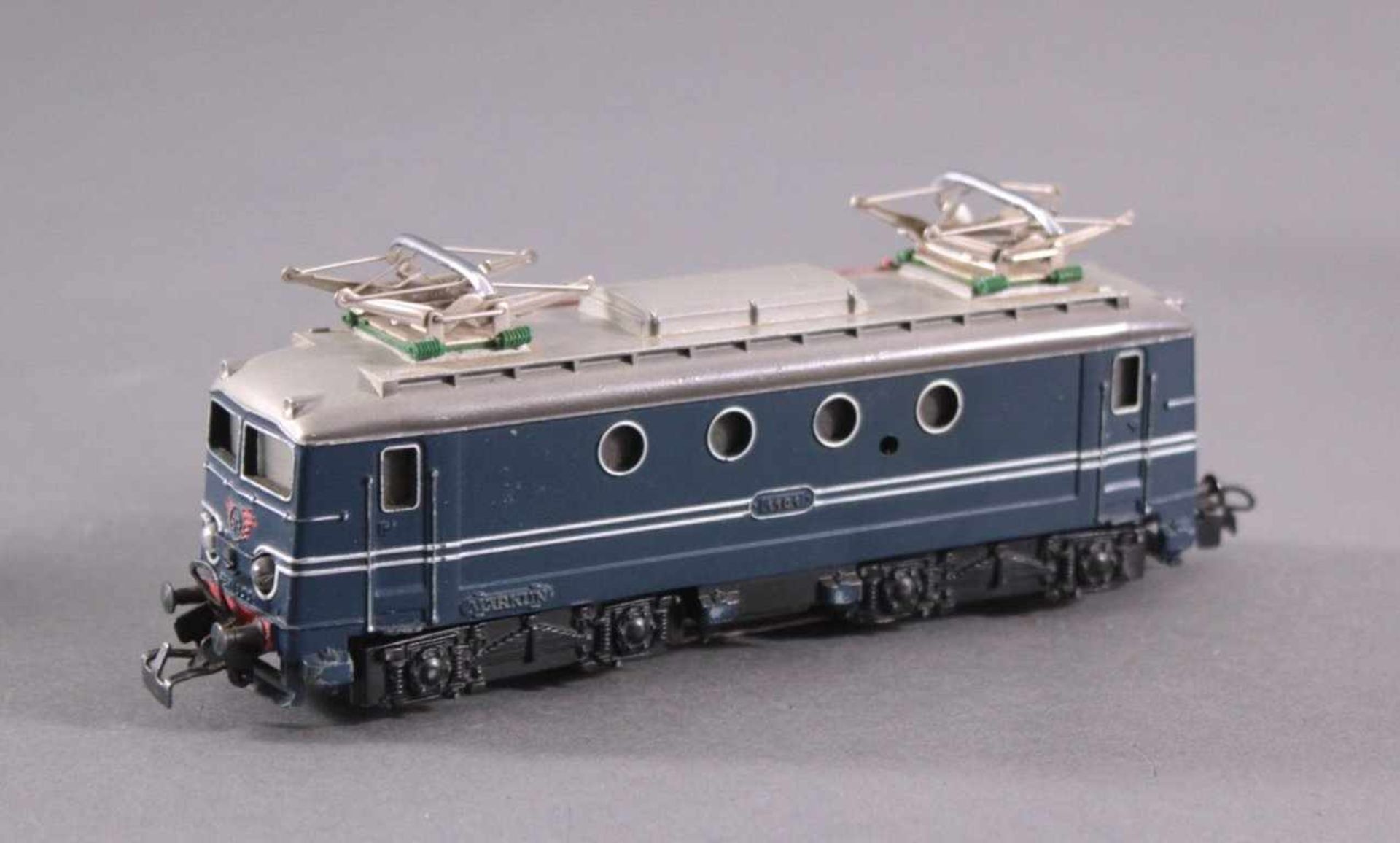 Märklin E Lok 3012 mit 4 Waggons - Bild 2 aus 2