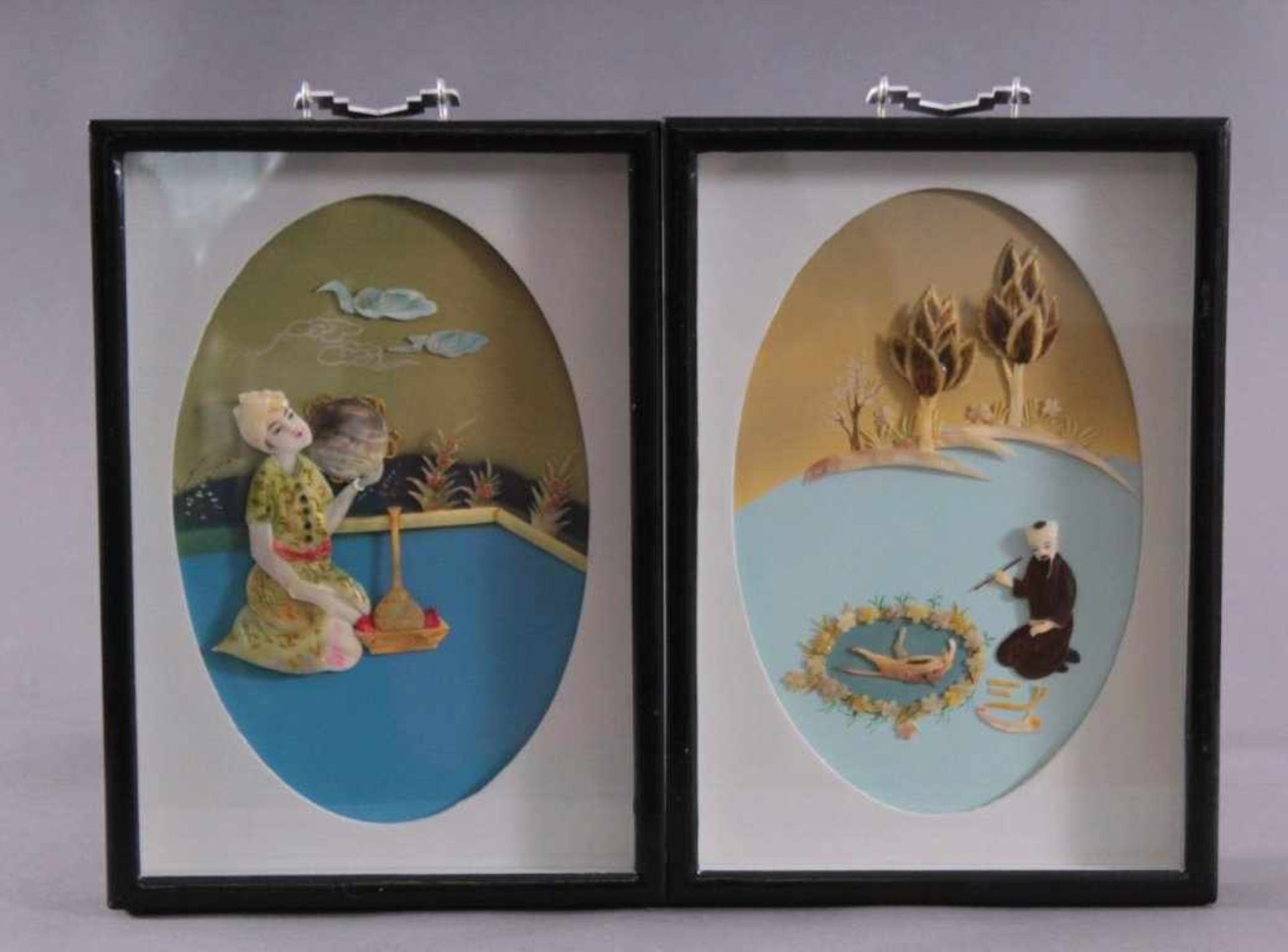 Zwei Reliefbilder - Bein/PerlmutReliefbilder bunt geschnitzt, hinter Glas gerahmt, ca. 31 x21 cm