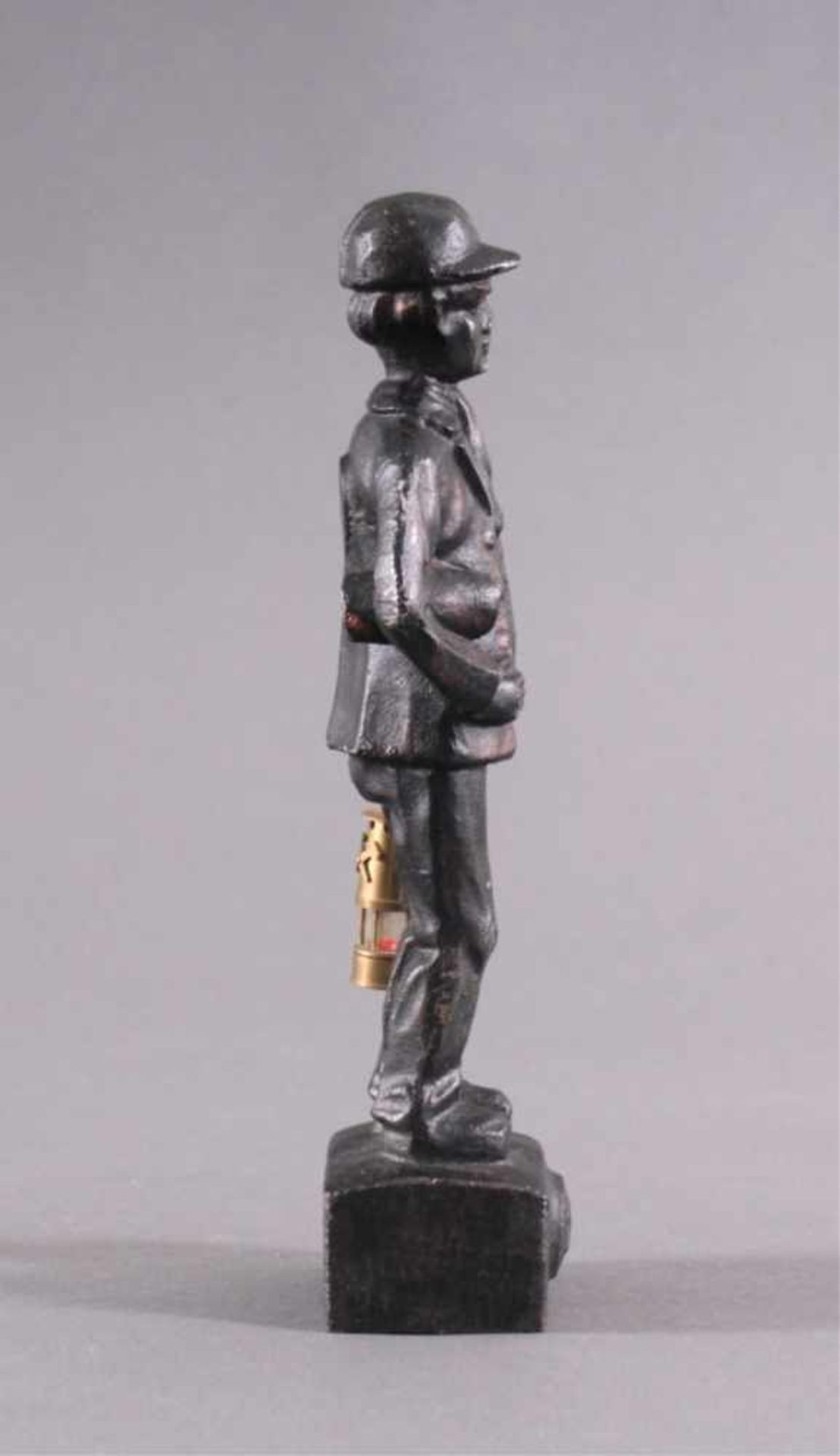 BergmannsfigurEisenfigur mit Grubenlampe, Auf der Vorderseite des Sockelsaufgebrachte SChlägel und - Bild 4 aus 5