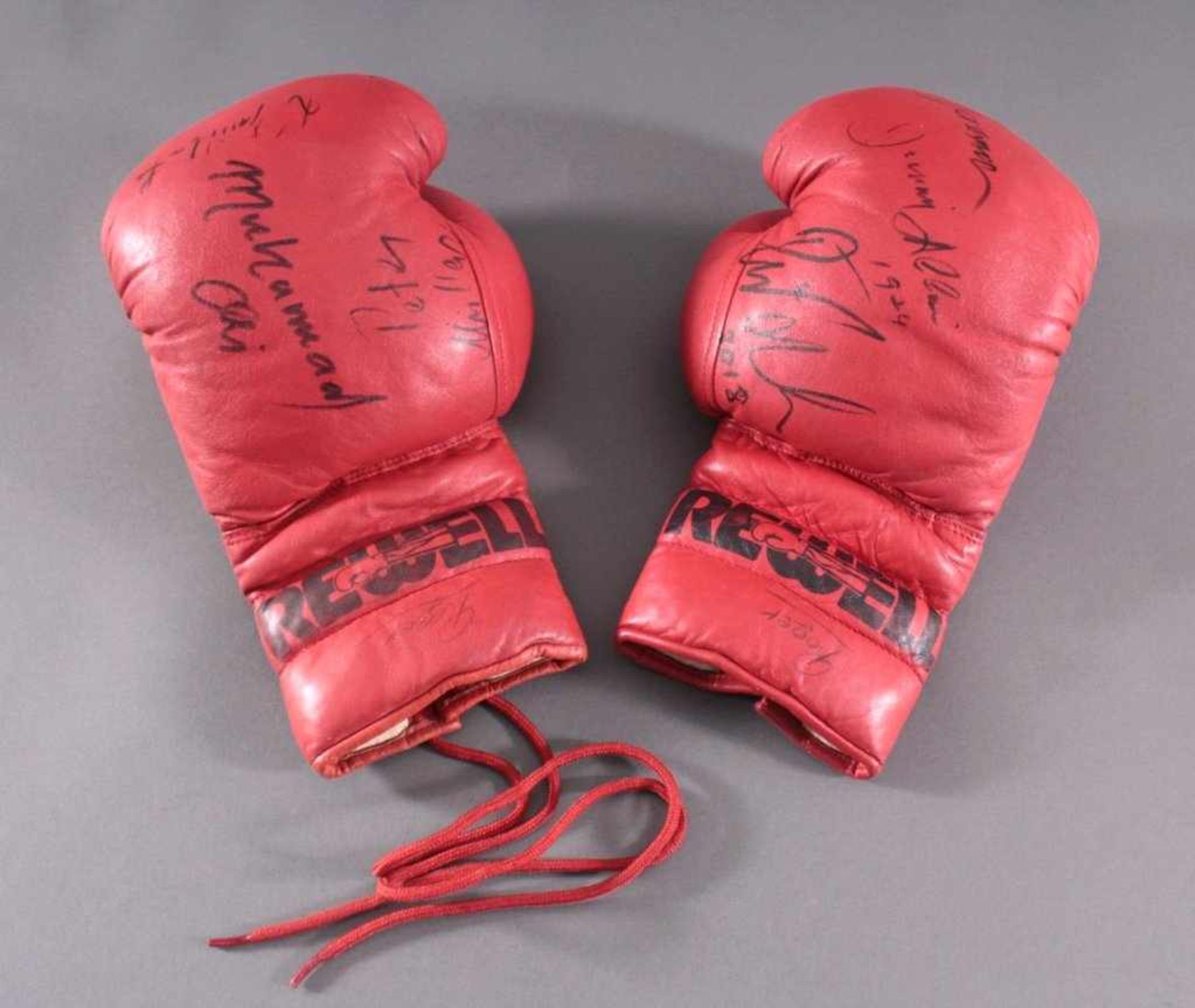 René Wellers signierte BoxhandschuheDie Boxhandschuhe sind aus dem Jahr 1974, hergestellt durchdie