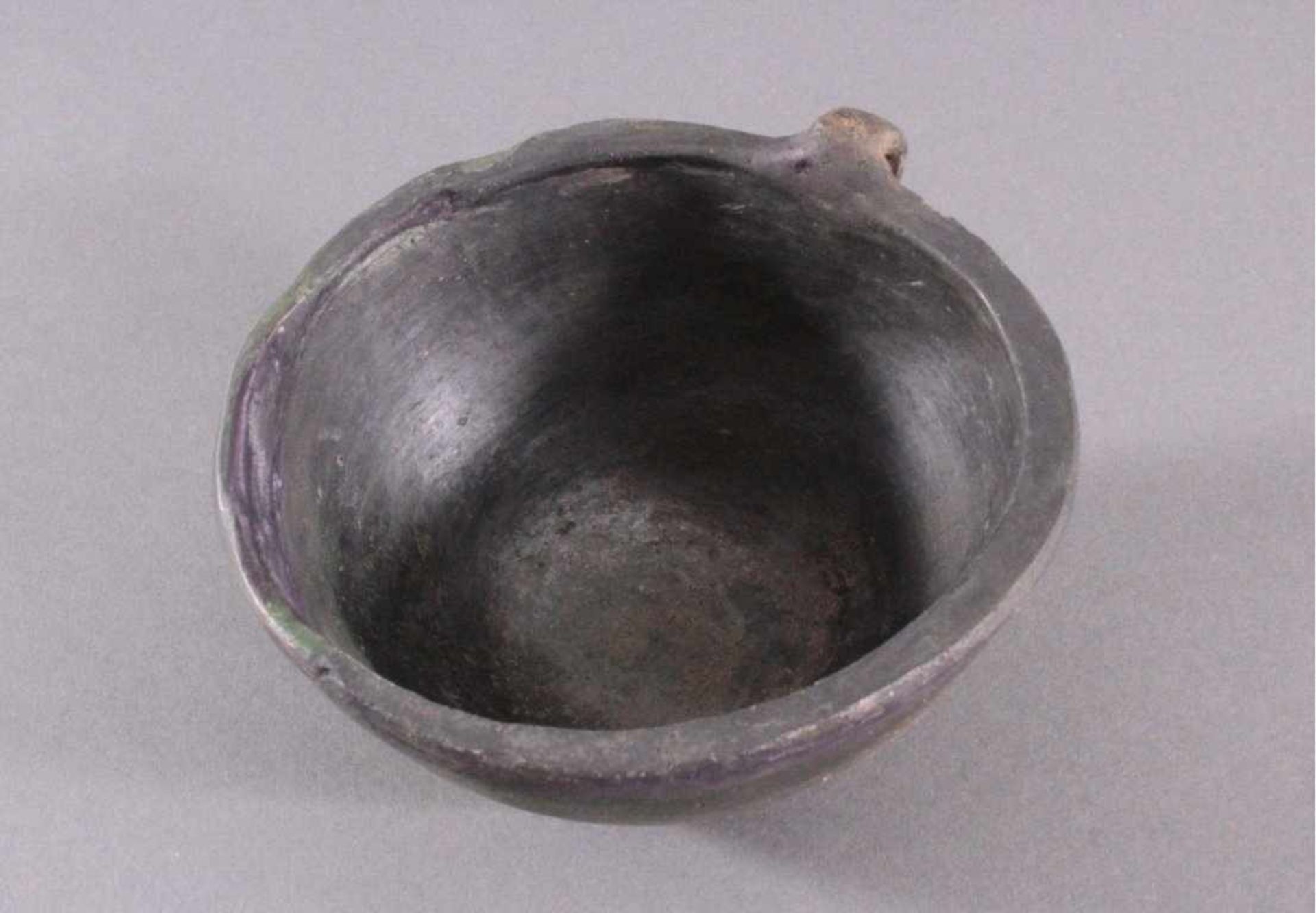 Henkelgefäß - Lausitzer Kultur 900-500 v. Chr.Tassenförmiges Einhenkelgefäß, aus dunkelbraunem Ton, - Bild 4 aus 5