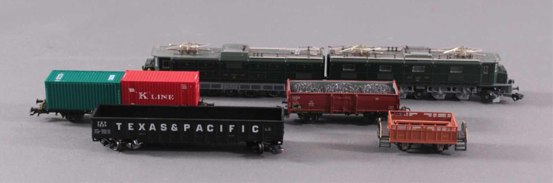 Märklin Doppellok 37591 mit 4 Waggons