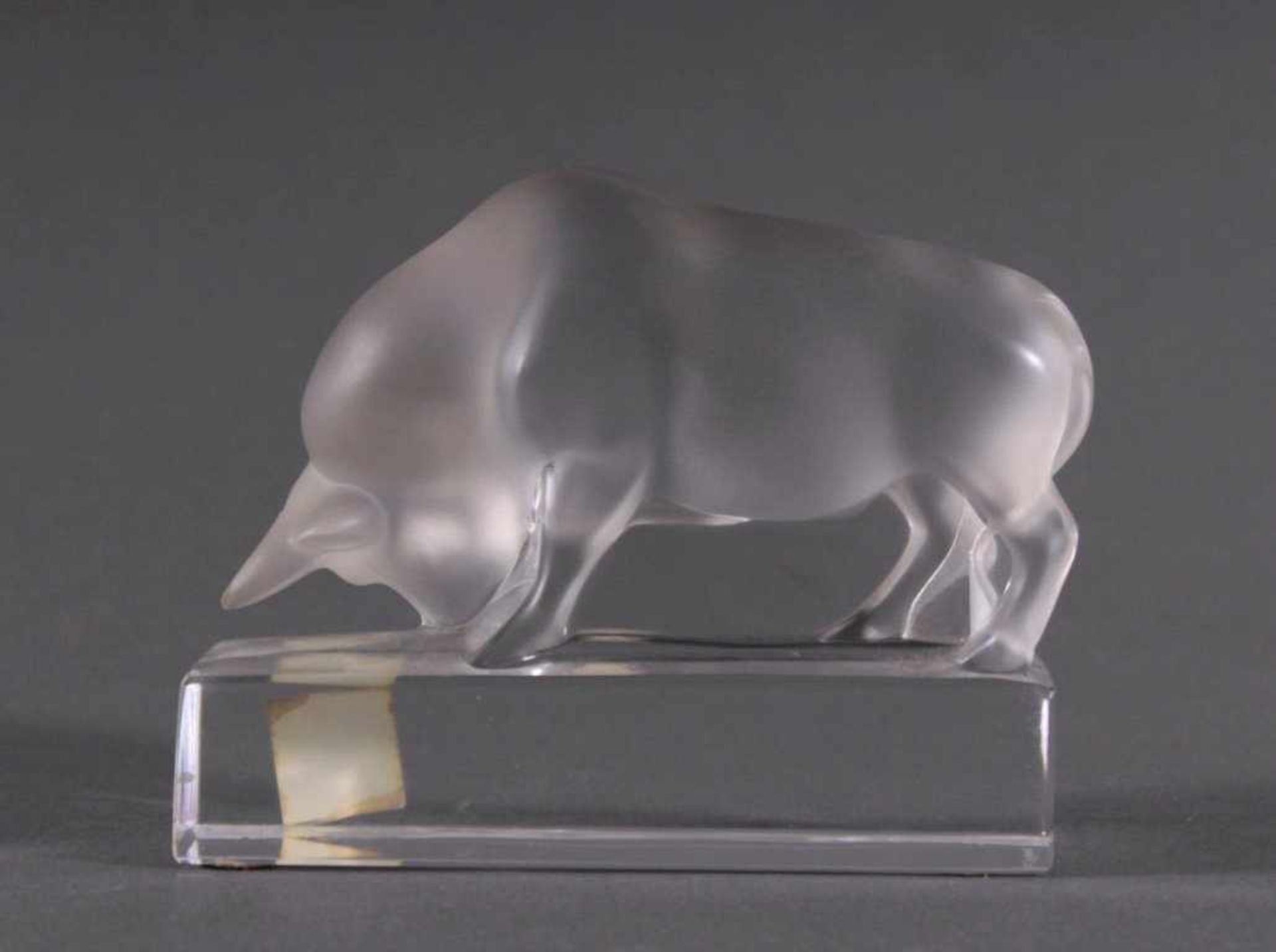 Glasfigur "Stier", Lalique France20. Jahrhundert. Farbloses Kristallglas, gepresst, teilsmattiert, - Bild 4 aus 9