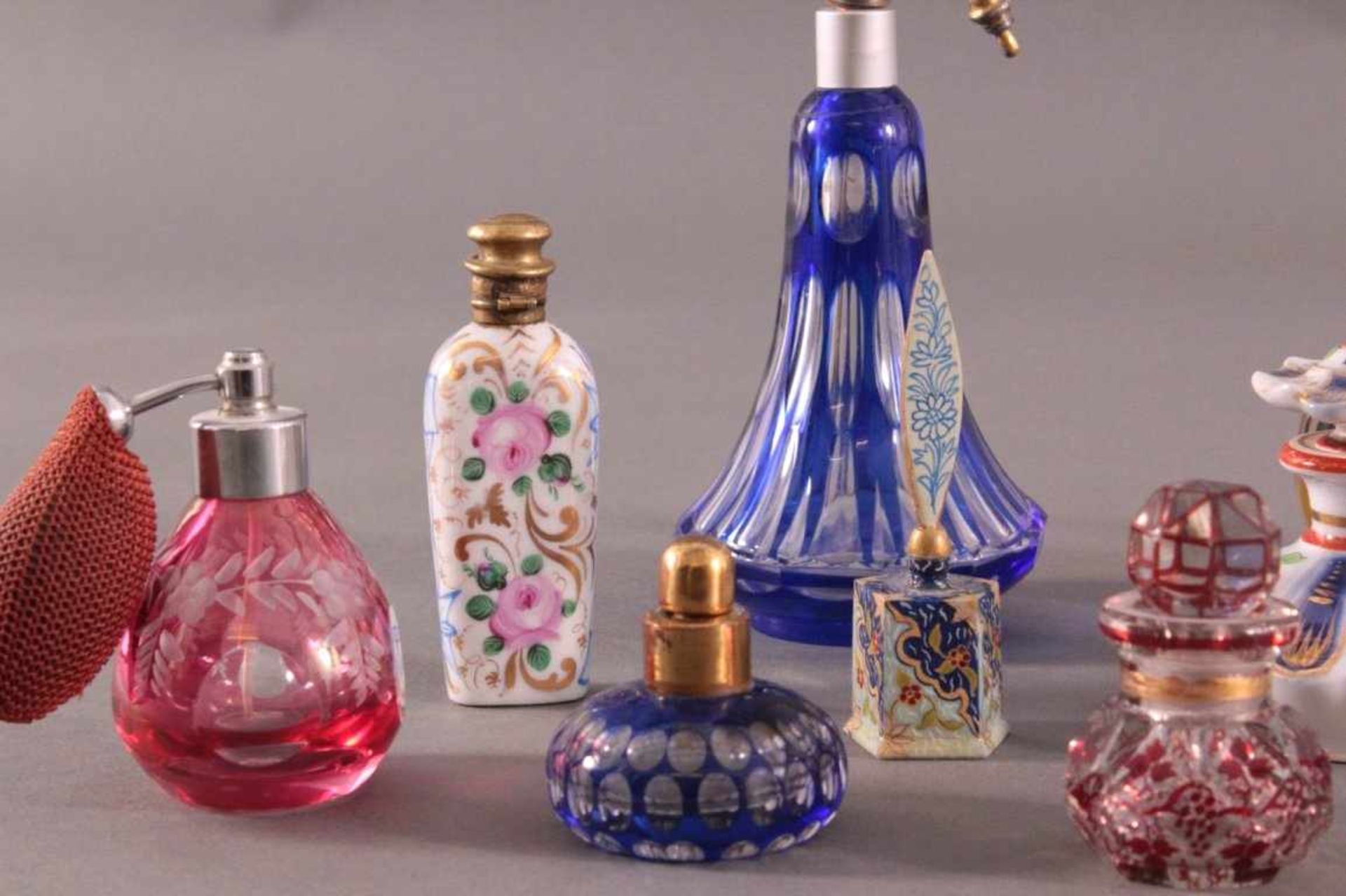 Konvolut Parfümflakons13 Stück. Farbloses und buntes Glas, mundgeblasen, Murano,Porzellan, - Bild 2 aus 3