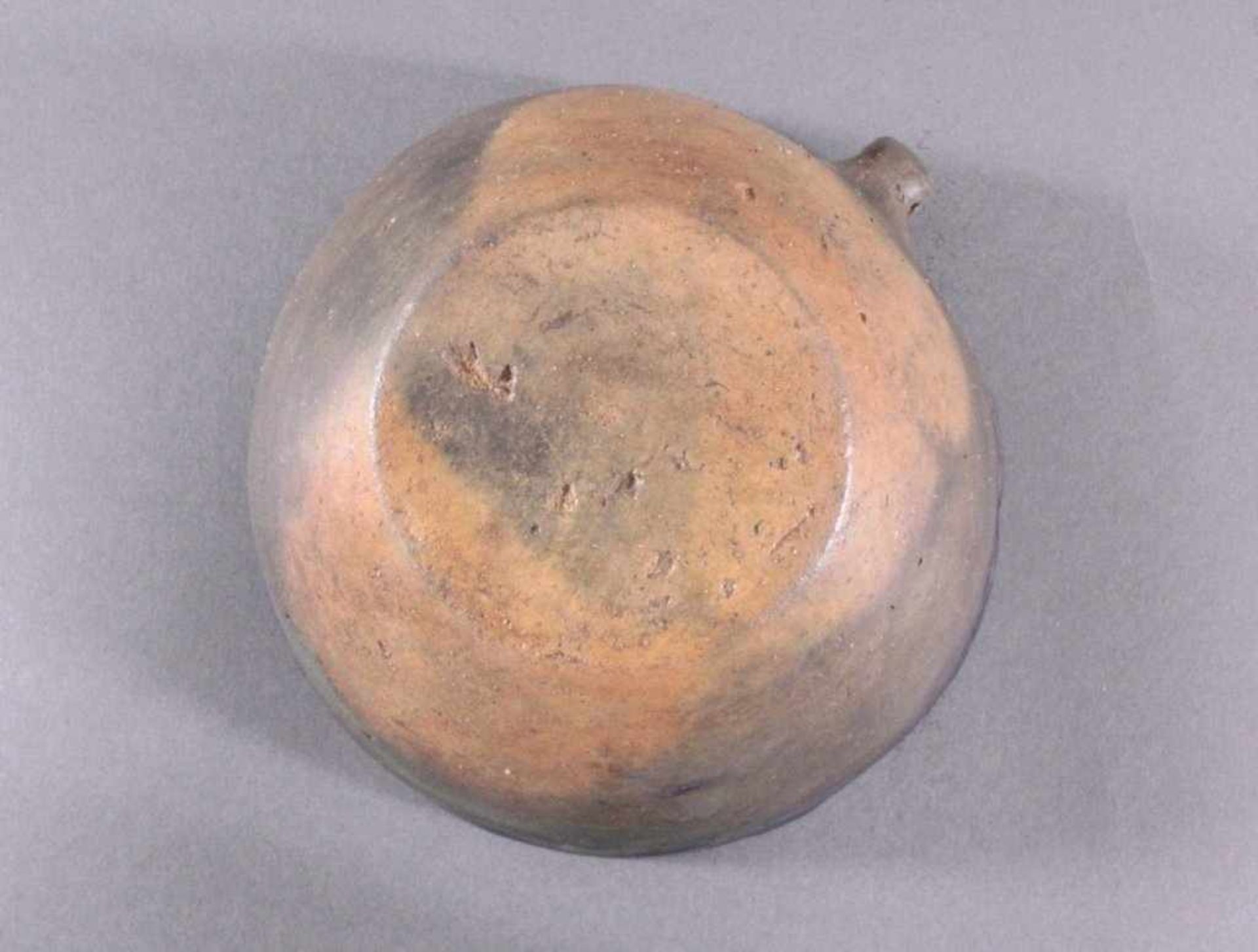 Henkelgefäß - Lausitzer Kultur 900-500 v. Chr.Tassenförmiges Einhenkelgefäß, aus dunkelbraunem Ton, - Bild 5 aus 5