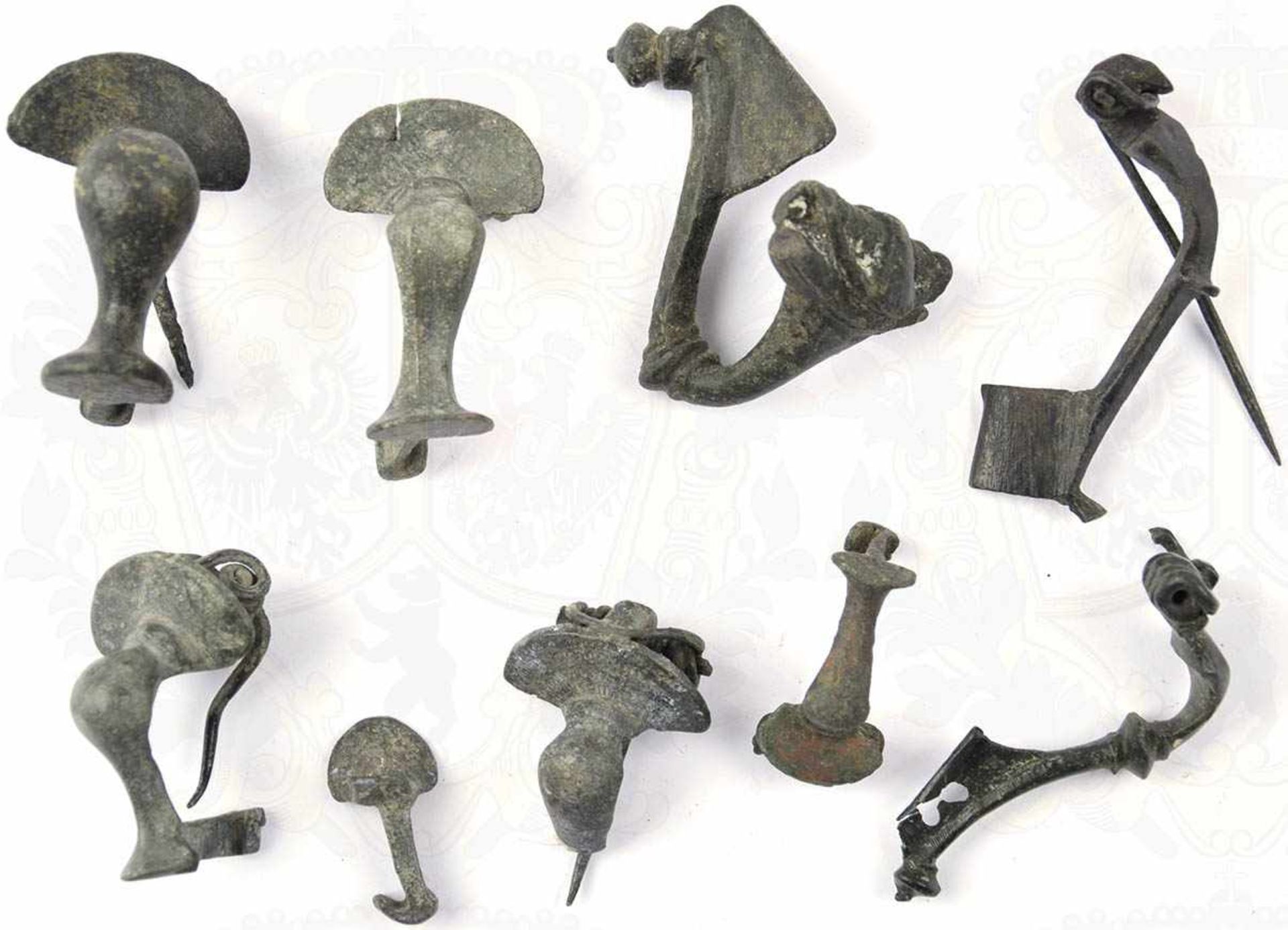 8 GEWANDFIBELN, römisch, gereinigte Bodenfunde, Bronze, alle mit Patina, 4 Nadeln abgebrochen,