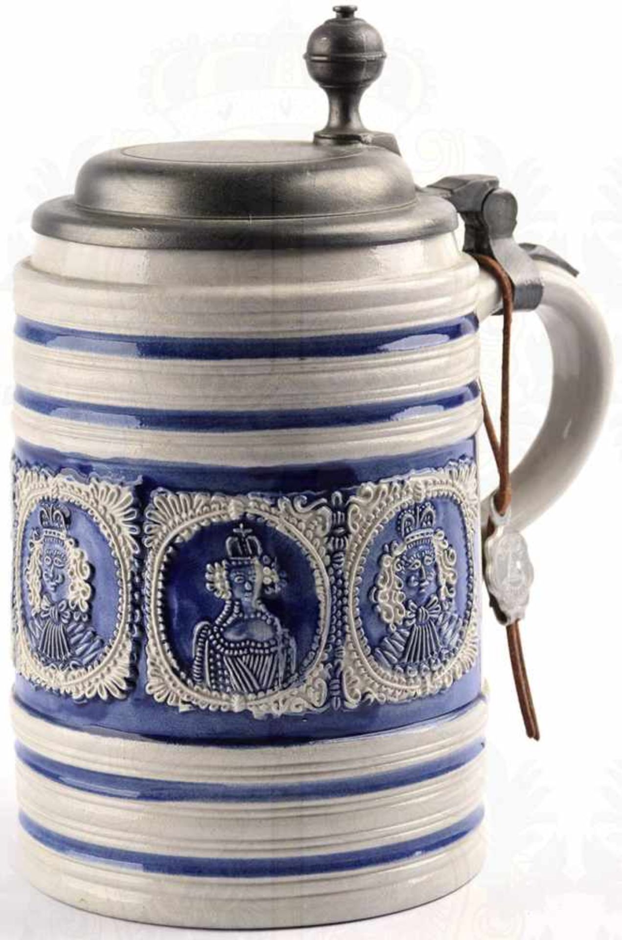 BIERKRUG, ca. 1 L., Steingut, tls. blau glasiert, umlaufend reliefierte Herrscher-Porträts, „Gerz