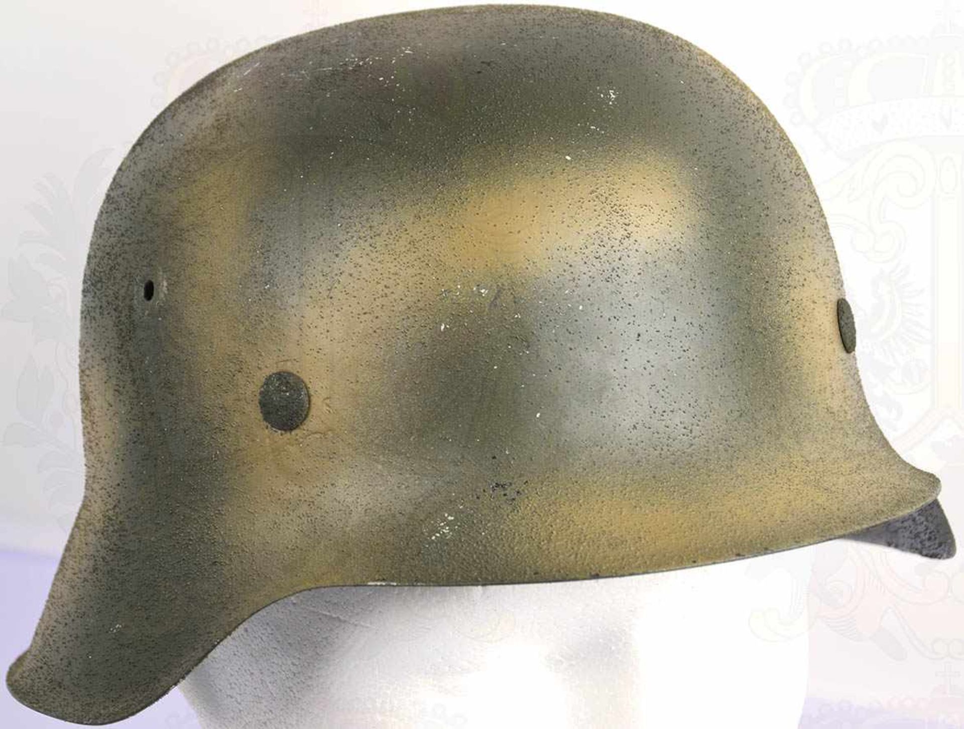 STAHLHELM M 42, Sammleranfertigung, grün/sandfarbene Rauhtarnlackierung, älteres Leder-
