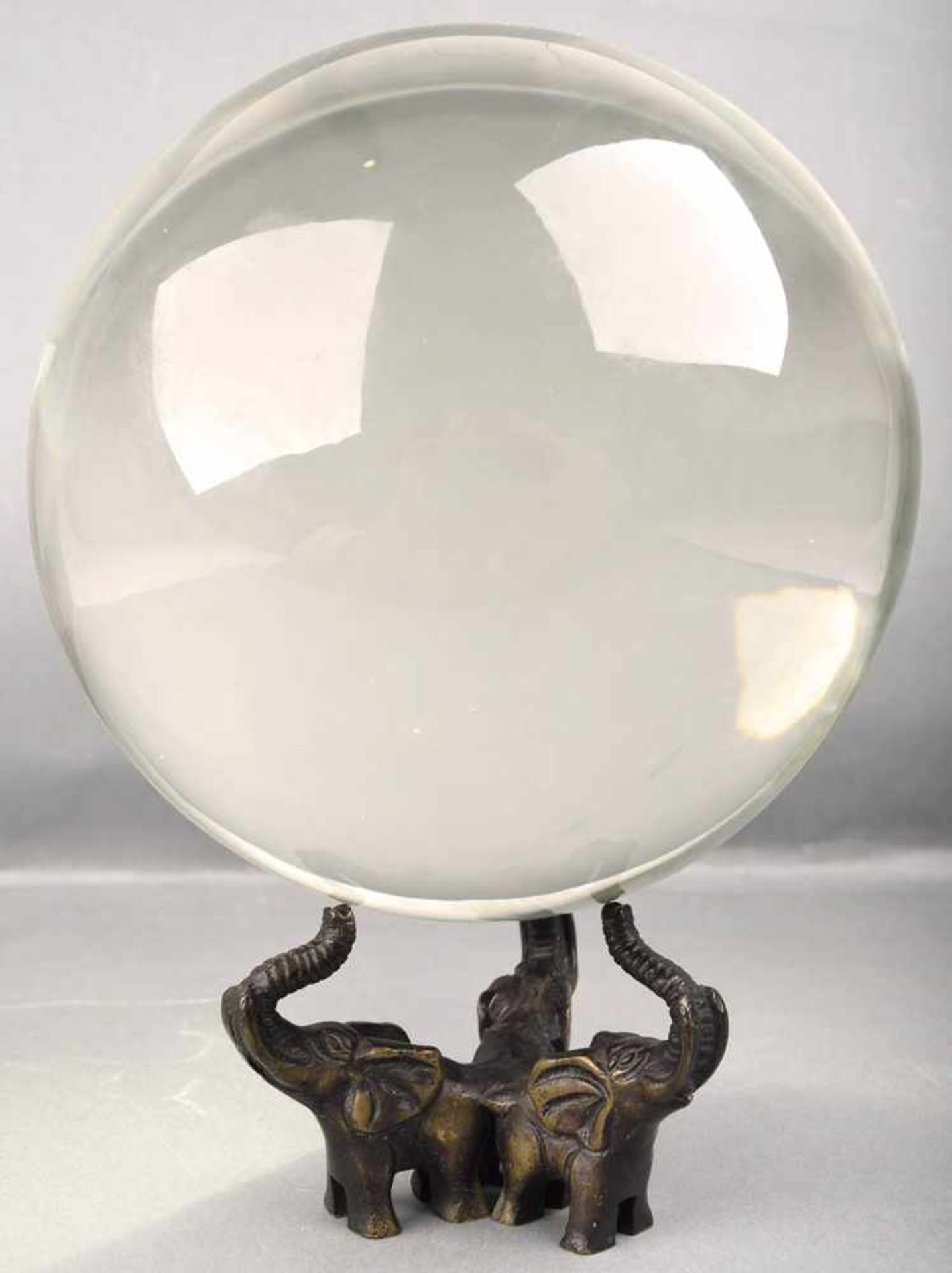 MAGISCHE KUGEL, Kristall, Ø ca. 15cm, mit Ständer in Form von 3 Elefanten in einem Stück, Bronzeguß,