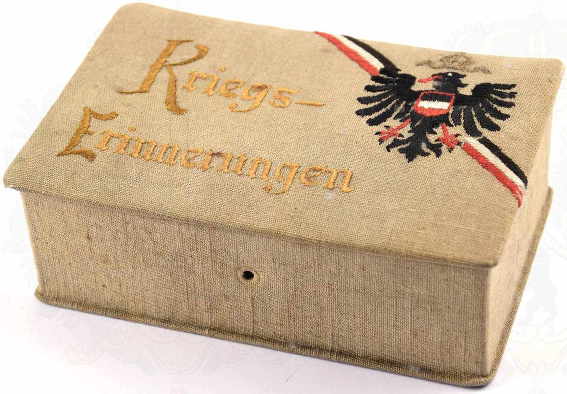 PATRIOTISCHE SCHATULLE, Karton m. Stoffbezug, m. farb. Stickerei, Hoheitsadler m. Kaiserkrone, s/w/r