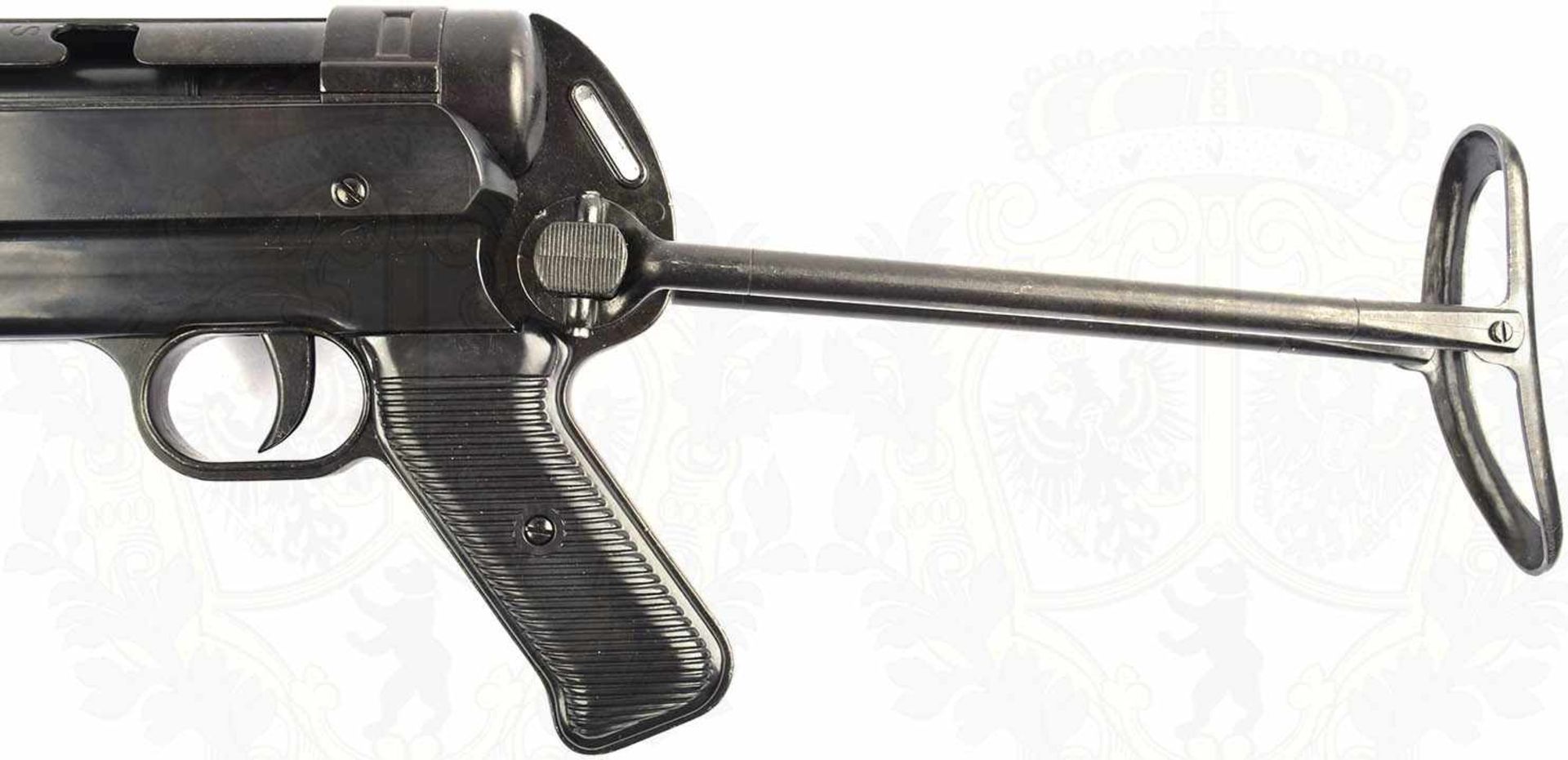 MASCHINENPISTOLE MP 40, brüniert/geschwärzt, Schaft u. Pistolengriff schwarzer Kunststoff, Spann- - Bild 3 aus 8