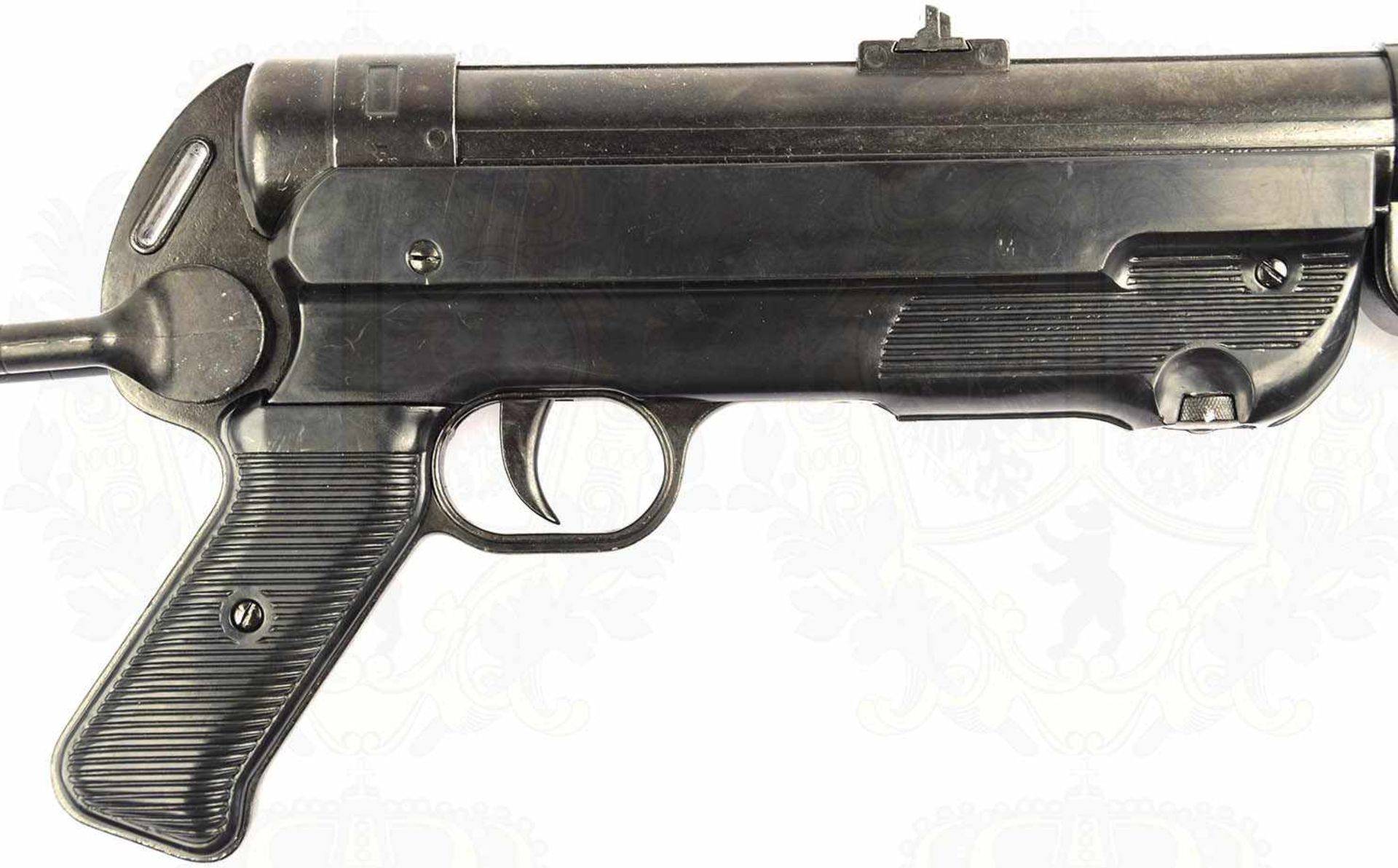 MASCHINENPISTOLE MP 40, brüniert/geschwärzt, Schaft u. Pistolengriff schwarzer Kunststoff, Spann- - Bild 5 aus 8