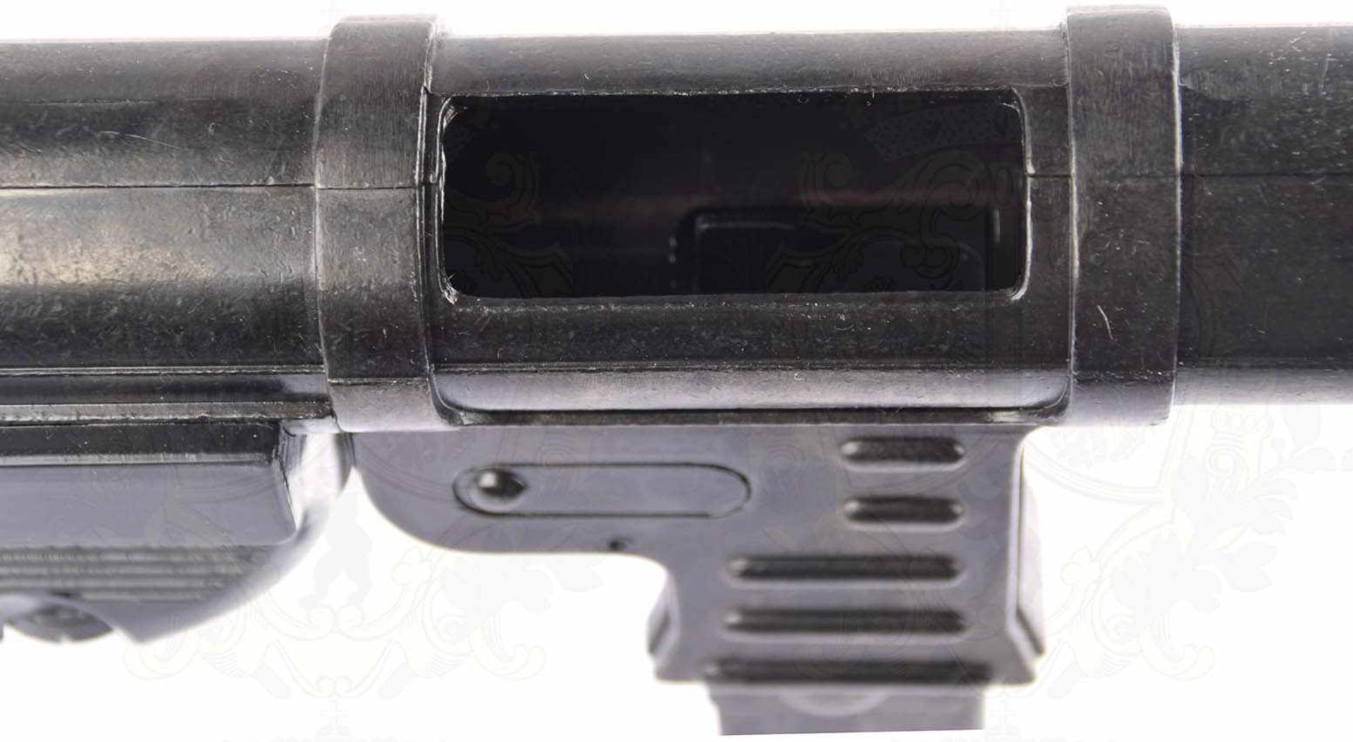 MASCHINENPISTOLE MP 40, brüniert/geschwärzt, Schaft u. Pistolengriff schwarzer Kunststoff, Spann- - Bild 6 aus 8