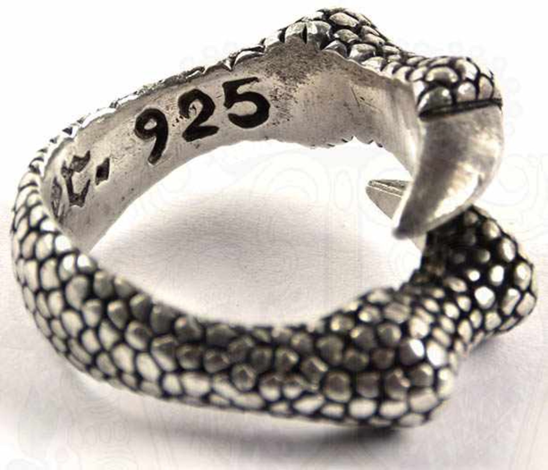 FINGERRING, Silber/punziert „S.&.A. Silver 925“, plastisch gearbeitet in Form von 2 Drachenklauen, - Bild 3 aus 3