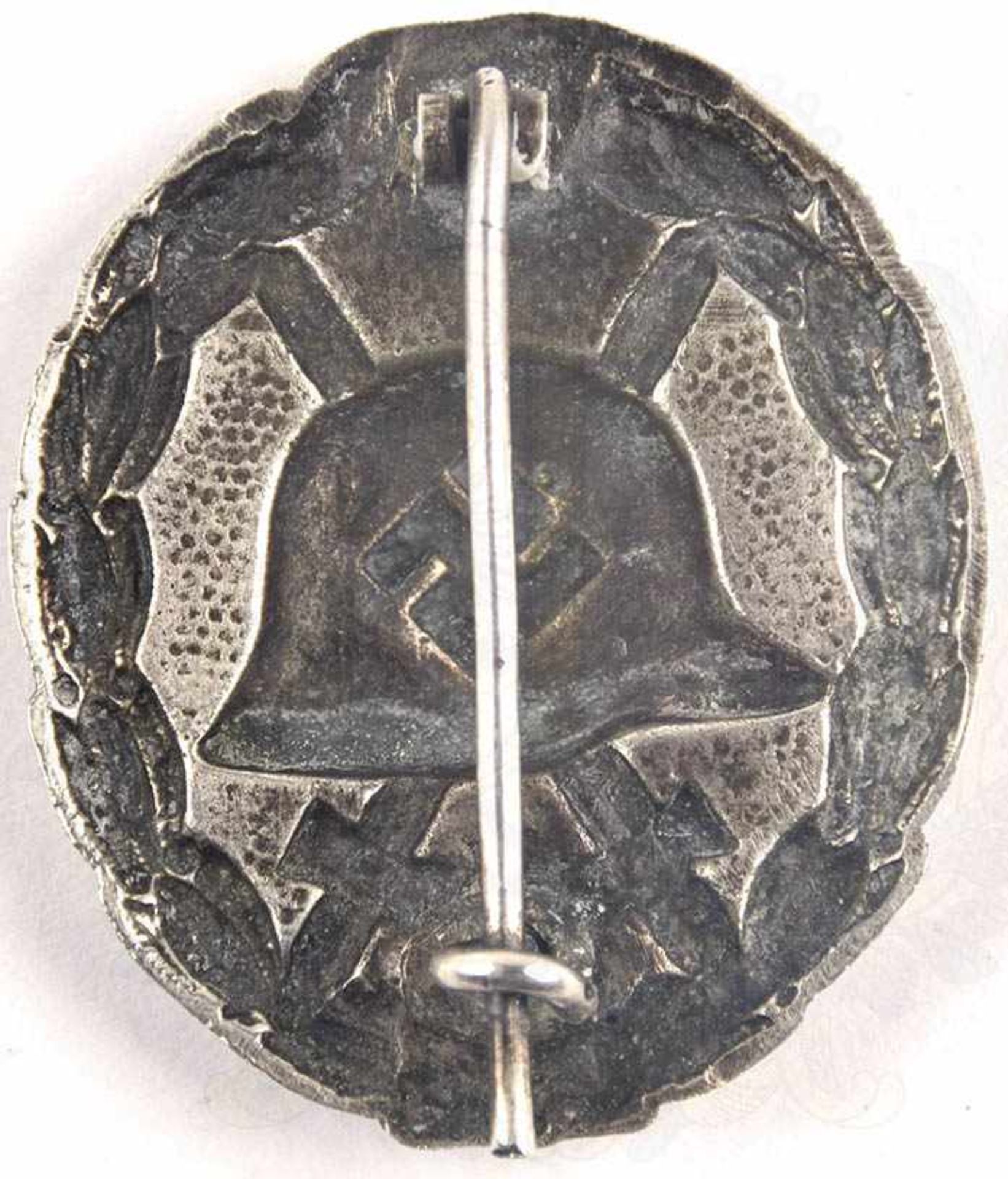 VERWUNDETENABZEICHEN IN SILBER, 1. Form, Weißmetallguss, verslb., hohl geprägt, runde Eisen-Nadel - Bild 2 aus 2