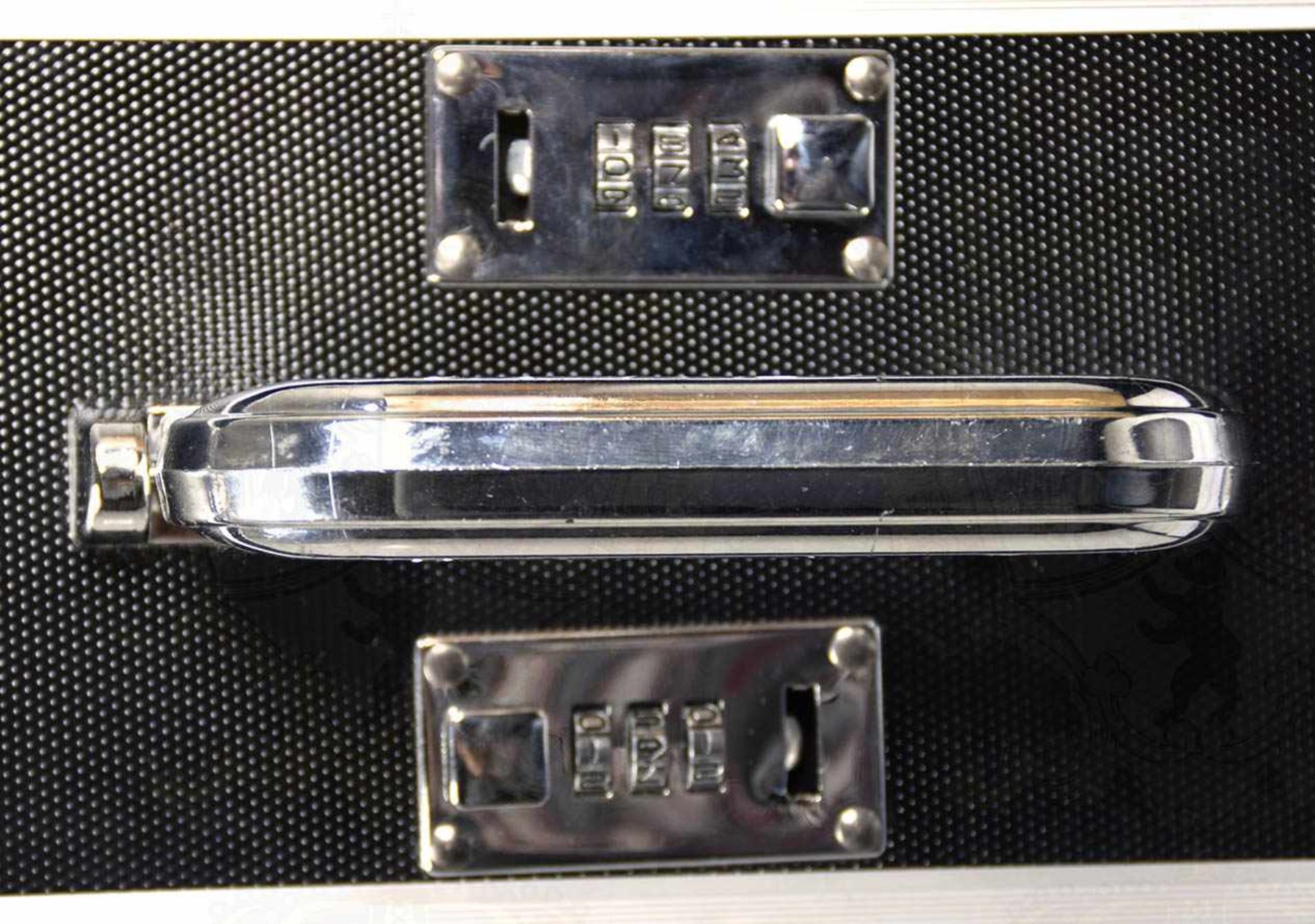 LANGWAFFEN-TRANSPORTKOFFER, Marke „Berwall“, Leichtmetall, tls. schwarz gerippt, 5 Paar Schlösser, - Bild 3 aus 5
