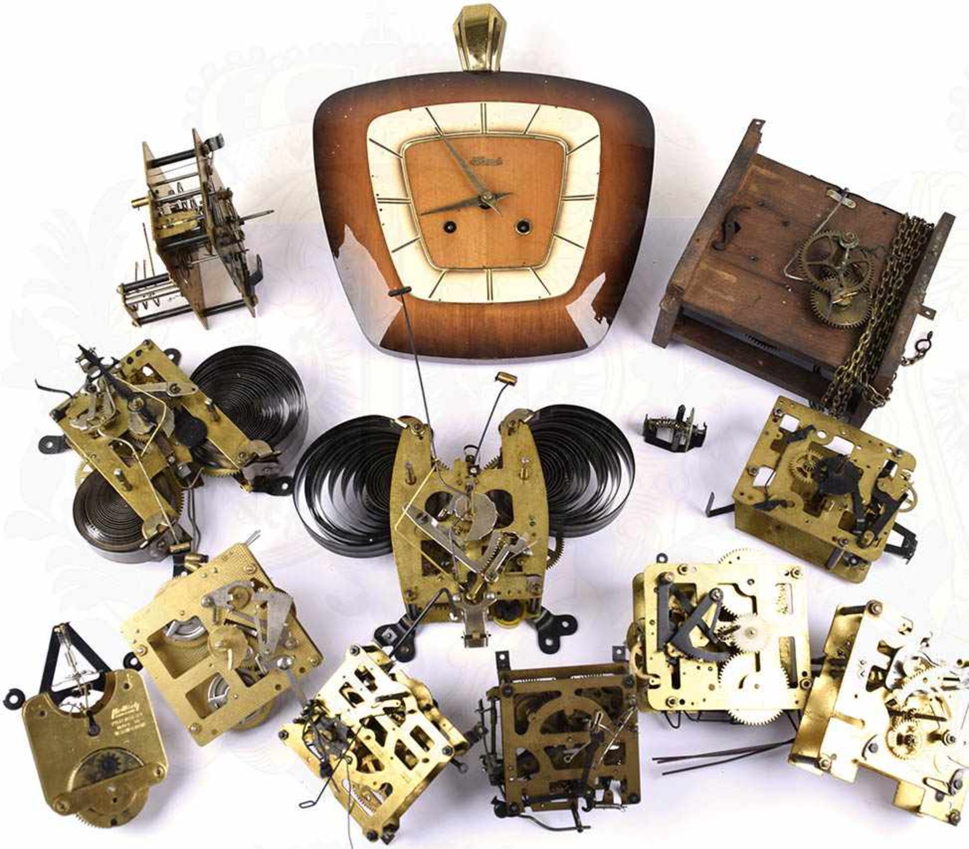 KONVOLUT UHREN: 2 Kamin-Uhren, 1x Uhrwerk defekt, bei beiden fehlende Schlüssel; 1 Wanduhr, Marke „ - Bild 3 aus 3
