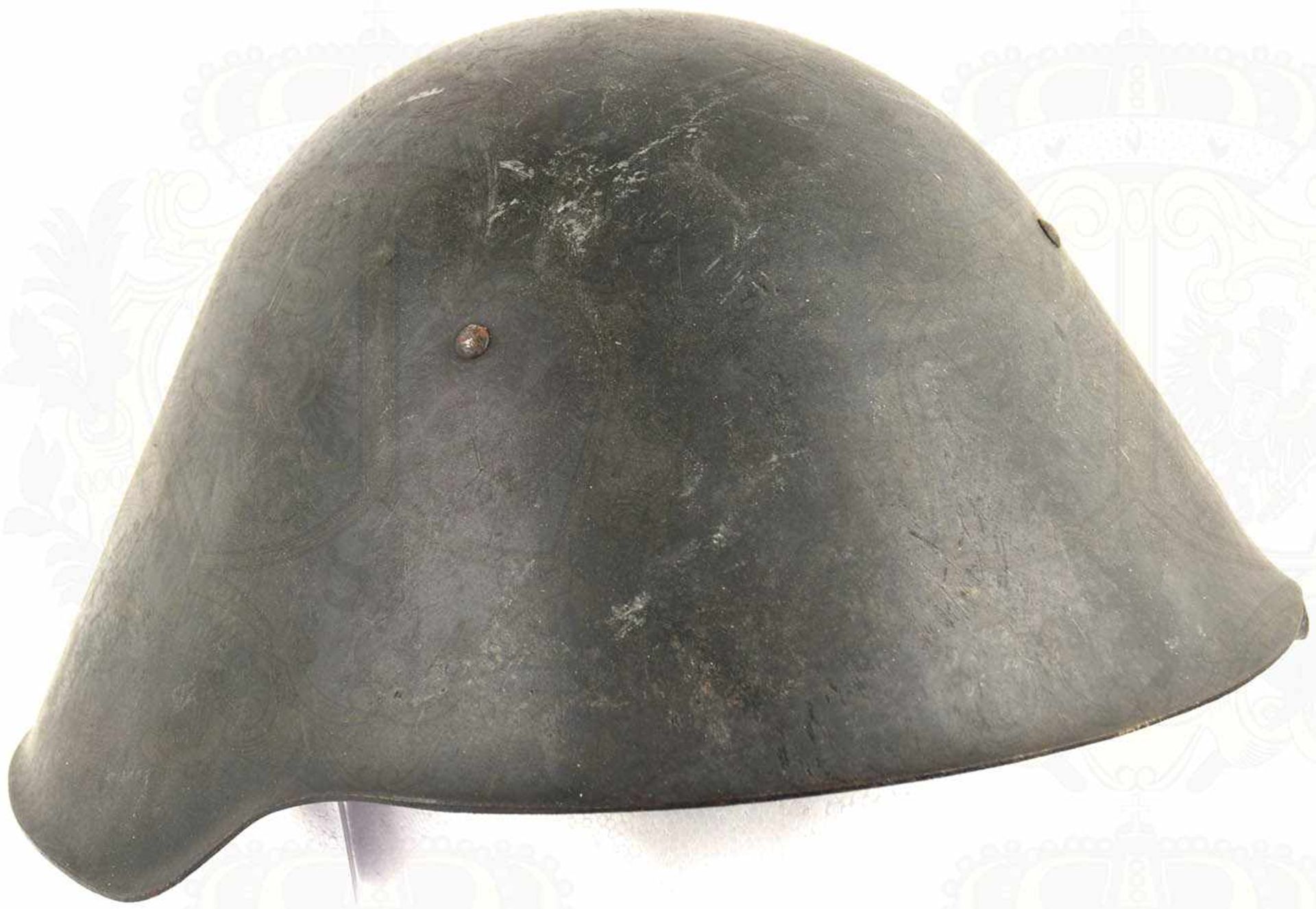 STAHLHELM 56, Glocke dunkelgrüm lackiert, mehrlappiges Leder-Innenfutter mit Schnürzug,