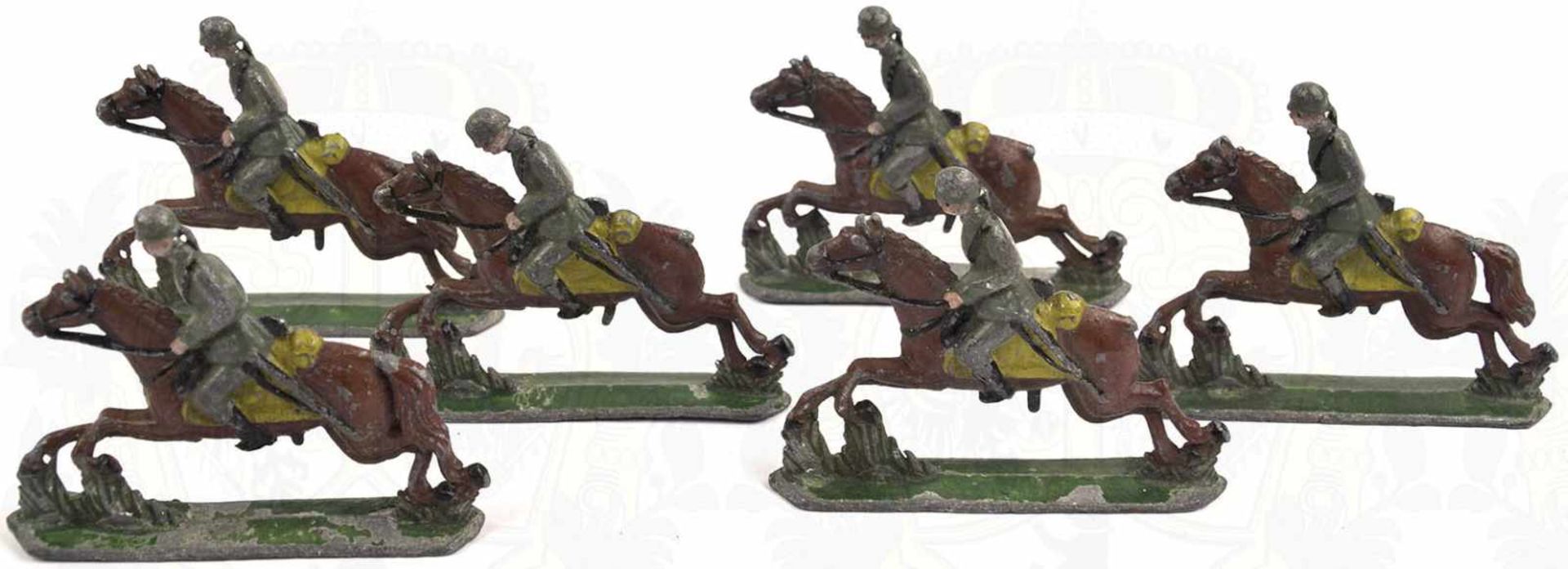6 SOLDATENFIGUREN, Wehrmacht Kavallerie um 1935, Bleigüsse, farbig bemalt, alle Pferde im Galopp,