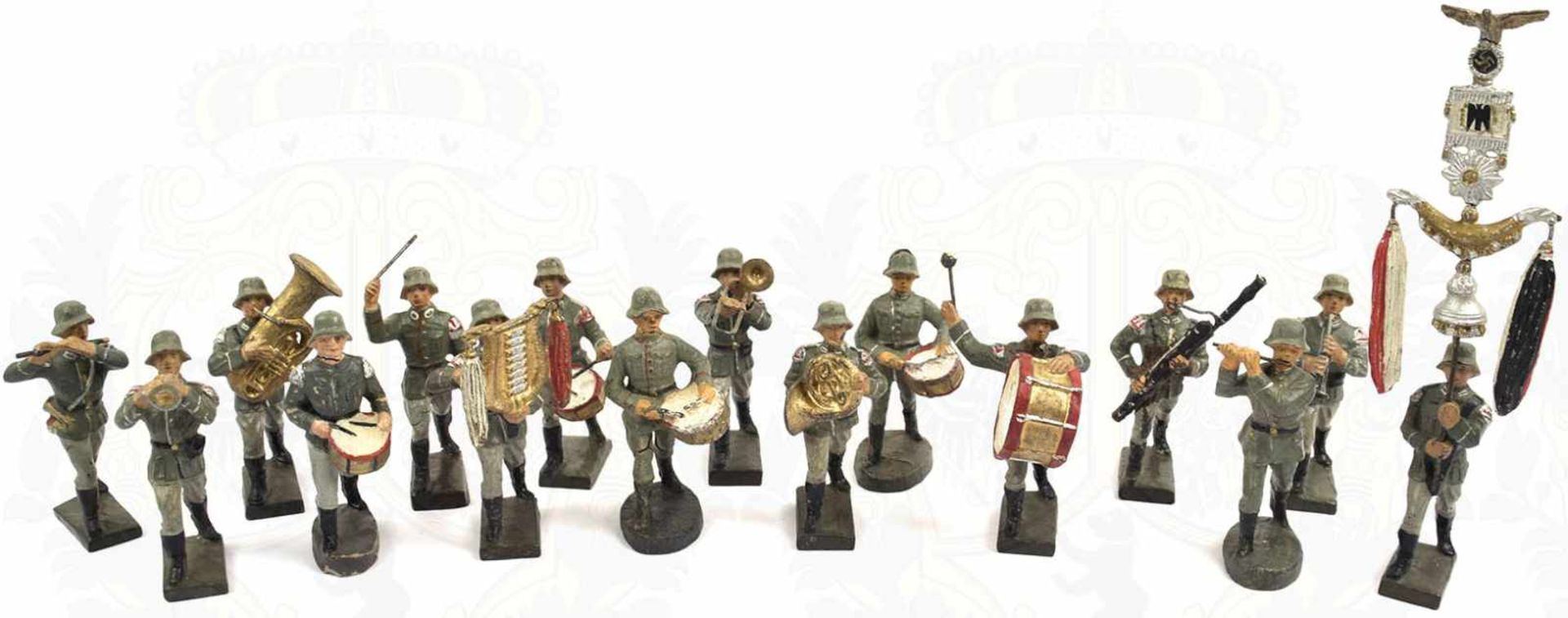 16 SOLDATENFIGUREN MUSIKZUG DER WEHRMACHT, um 1938, farbig bemalte Masse, dabei: Soldaten mit