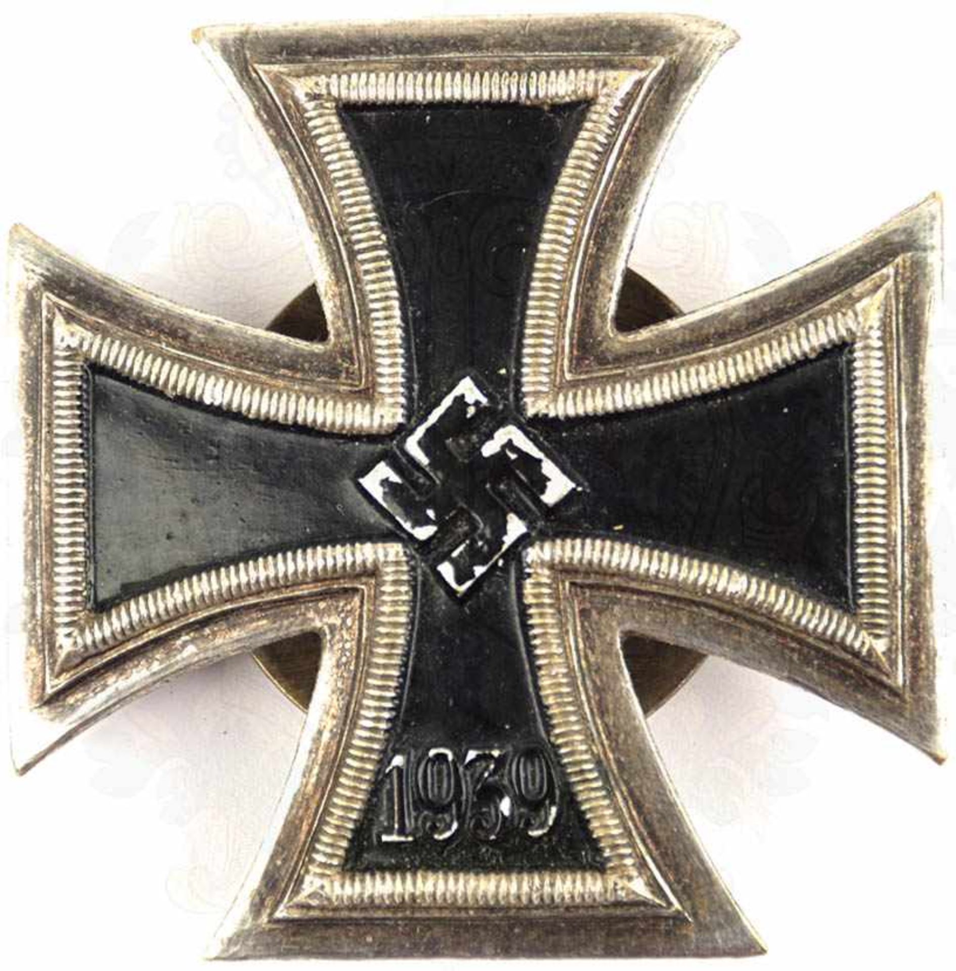 EK I 1939, einteilige Weißmetall-Fertigung, gewölbte Form, schwarz lackierter „Kern“, randhohes