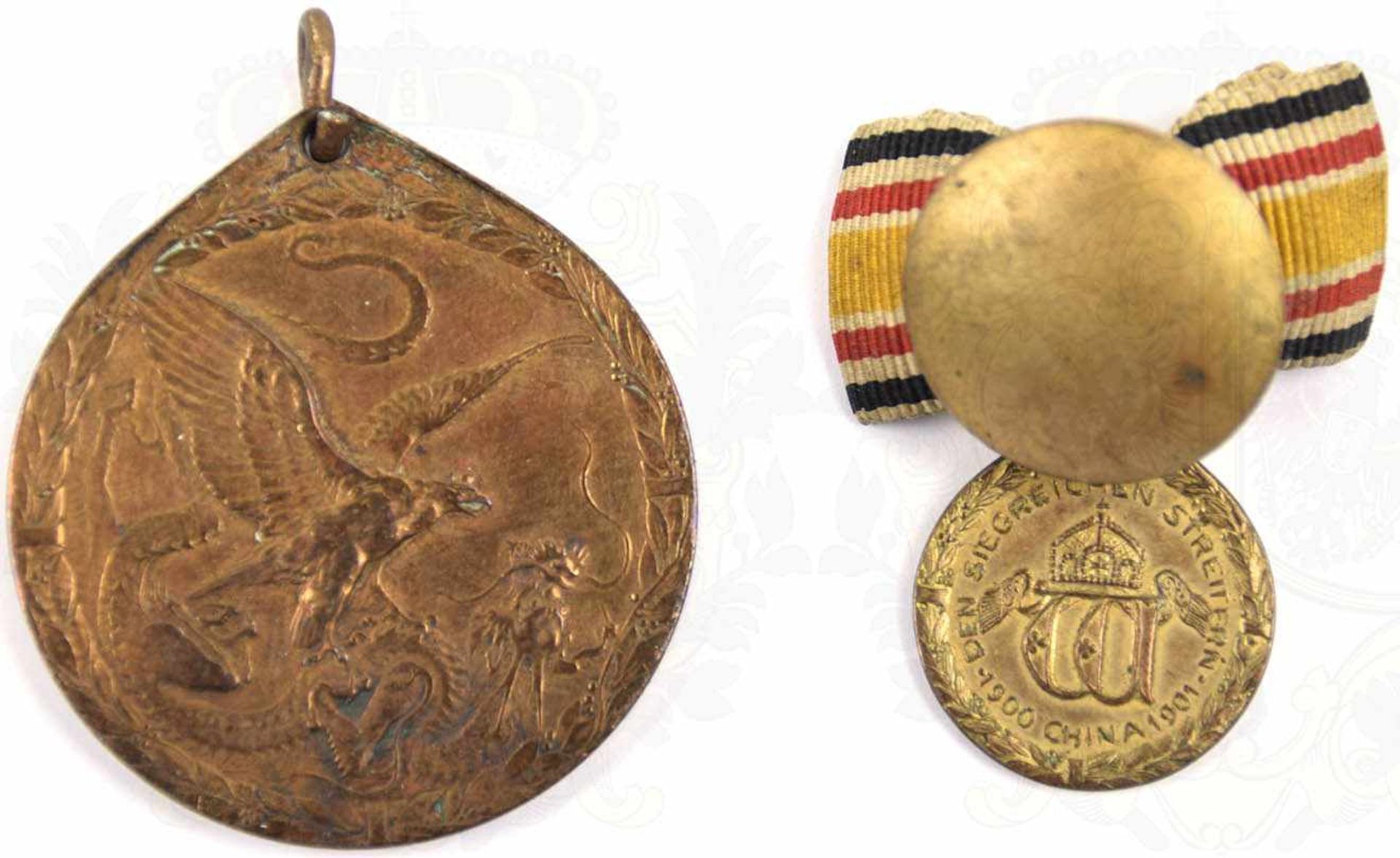 CHINA-DENKMÜNZE FÜR KÄMPFER, Bronze, m. kleiner Öse, Ring u. Band fehlen, dazu Knopflochdekoration