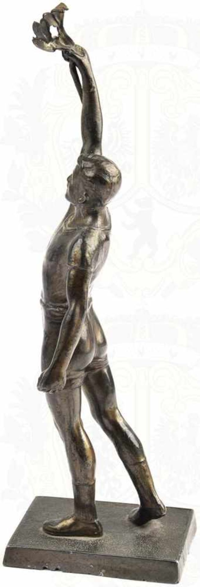 KLEINE STATUE, Sportler in Siegerpose mit erhobenem Lorbeerkranz, Weißmetall/bronziert, mit - Bild 2 aus 2