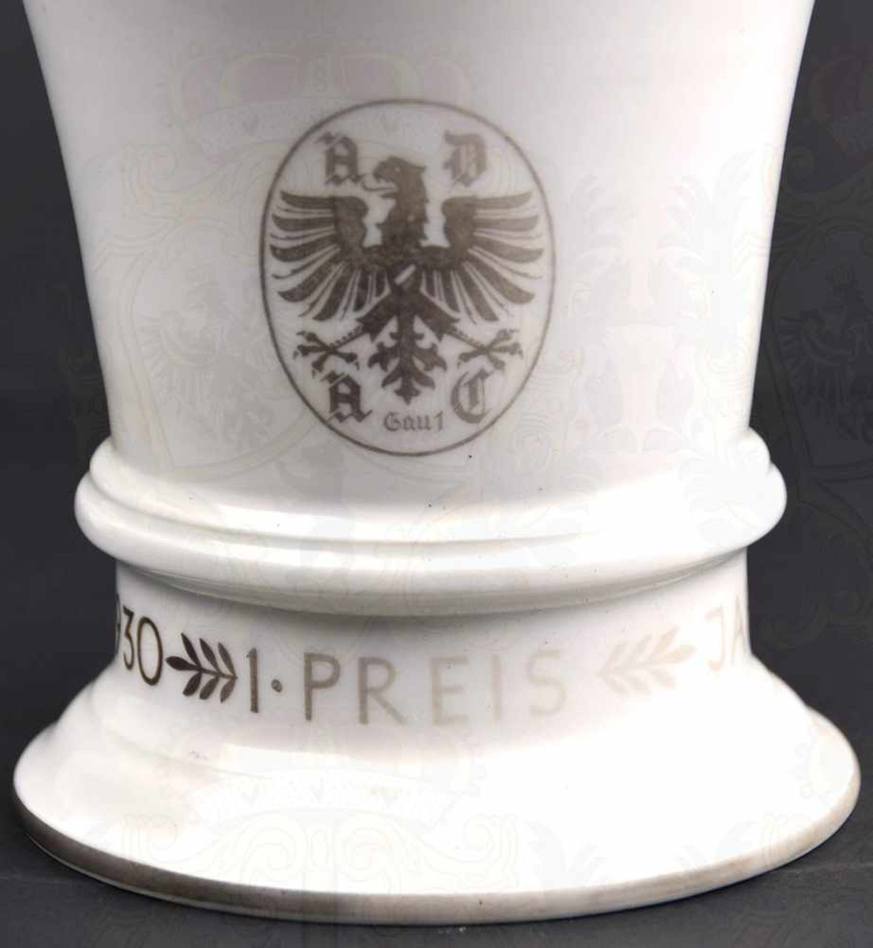 ADAC-SIEGERPOKAL 1. PREIS JAHRESTOURENWERTUNG 1930, weißes Porzellan, glasiert, Trichterform, - Image 2 of 6