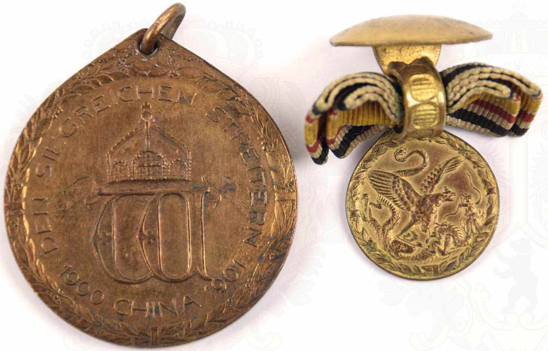 CHINA-DENKMÜNZE FÜR KÄMPFER, Bronze, m. kleiner Öse, Ring u. Band fehlen, dazu Knopflochdekoration - Bild 2 aus 2