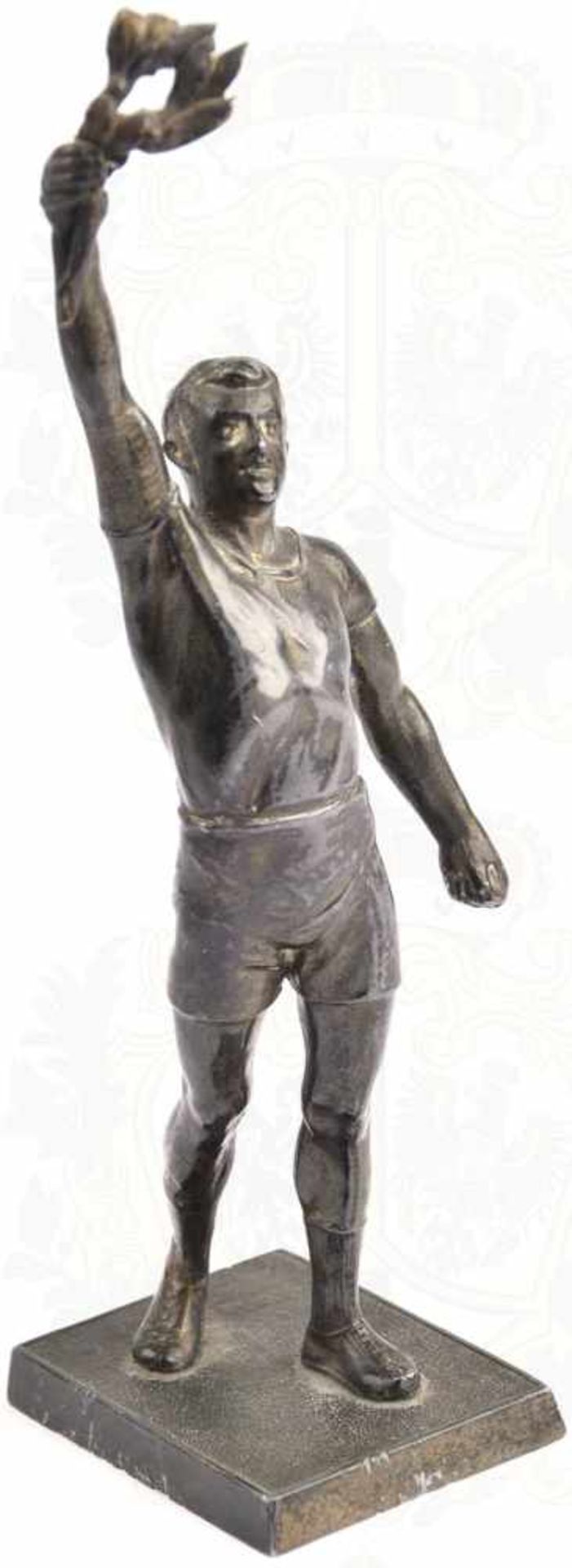 KLEINE STATUE, Sportler in Siegerpose mit erhobenem Lorbeerkranz, Weißmetall/bronziert, mit