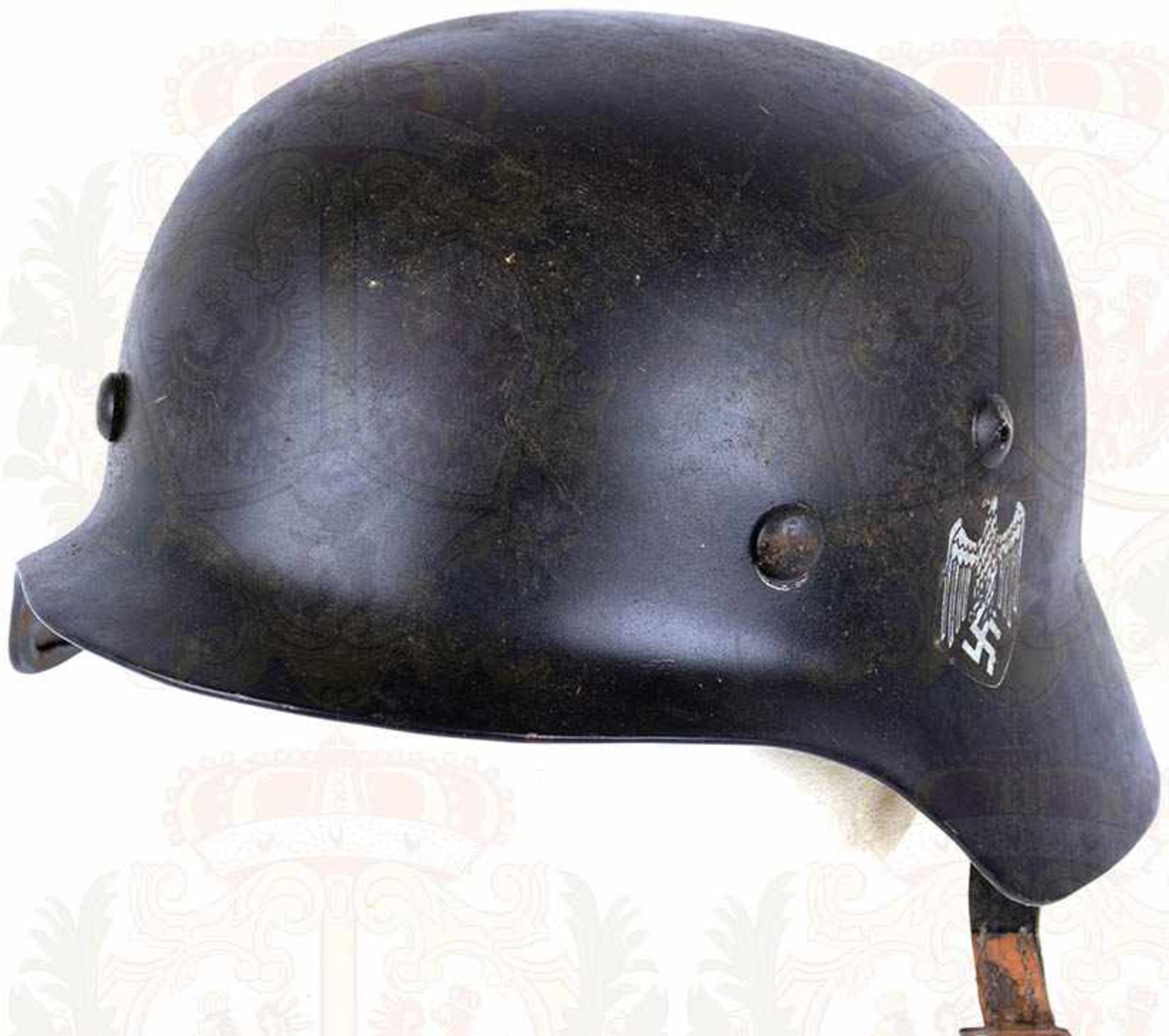 STAHLHELM M 35/40, Sammleranfertigung, schwarze Lackierung, Satz Embleme, im Nackenschirm