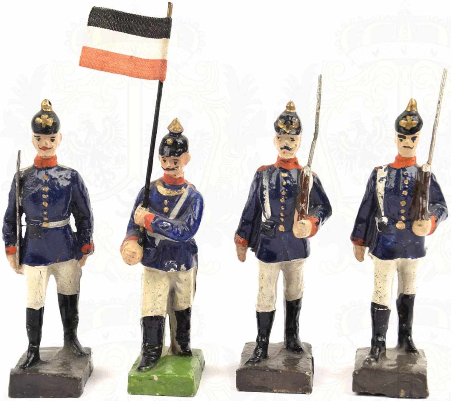 4 SOLDATENFIGUREN, preußische Armee um 1912, marschierend, 1 Offizier u. 3 Schützen, dabei 1
