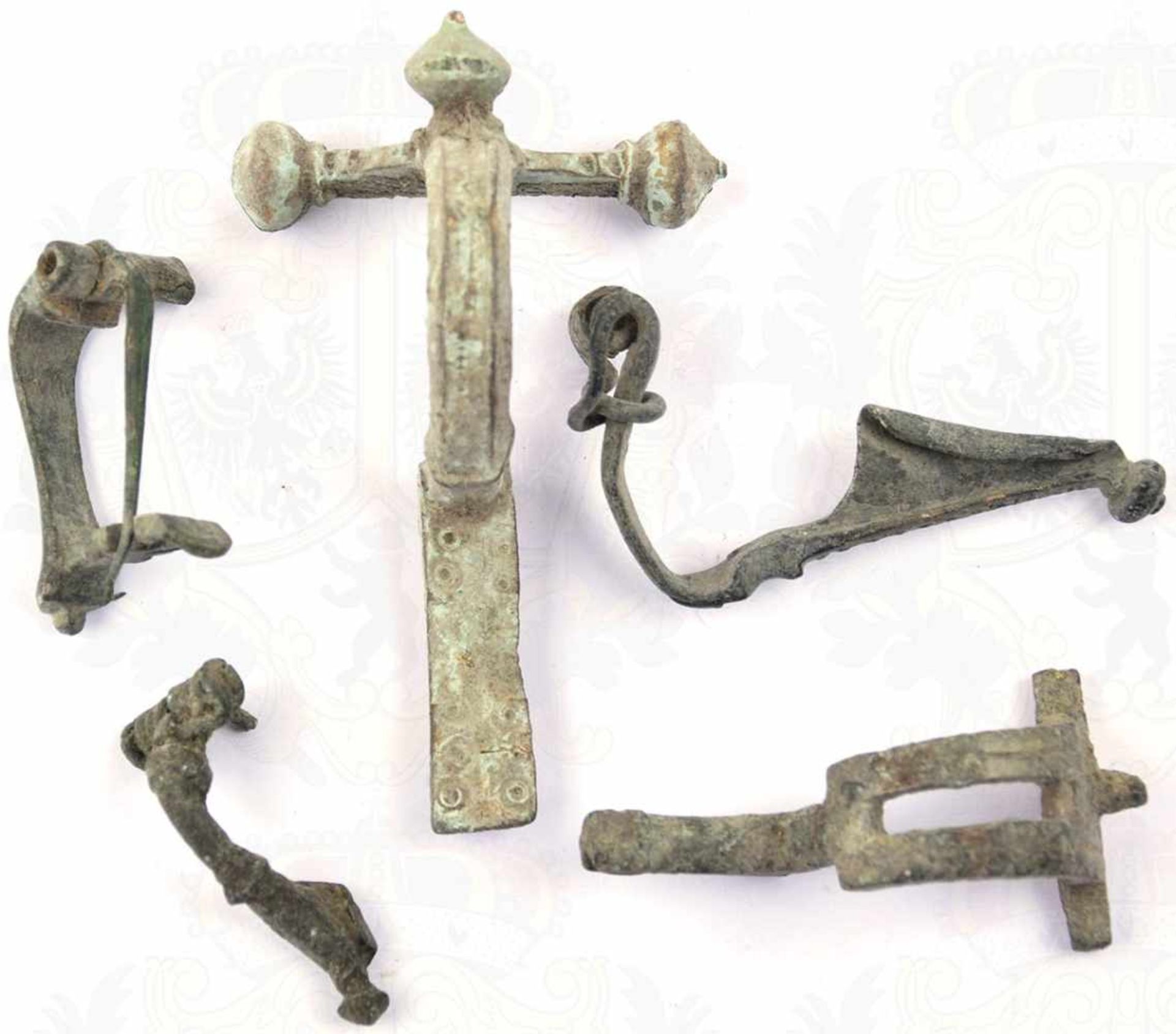 5 GEWANDFIBELN, römisch, gereinigte Bodenfunde, Bronze, alle mit Patina, 4 Nadeln fehlen, 1x