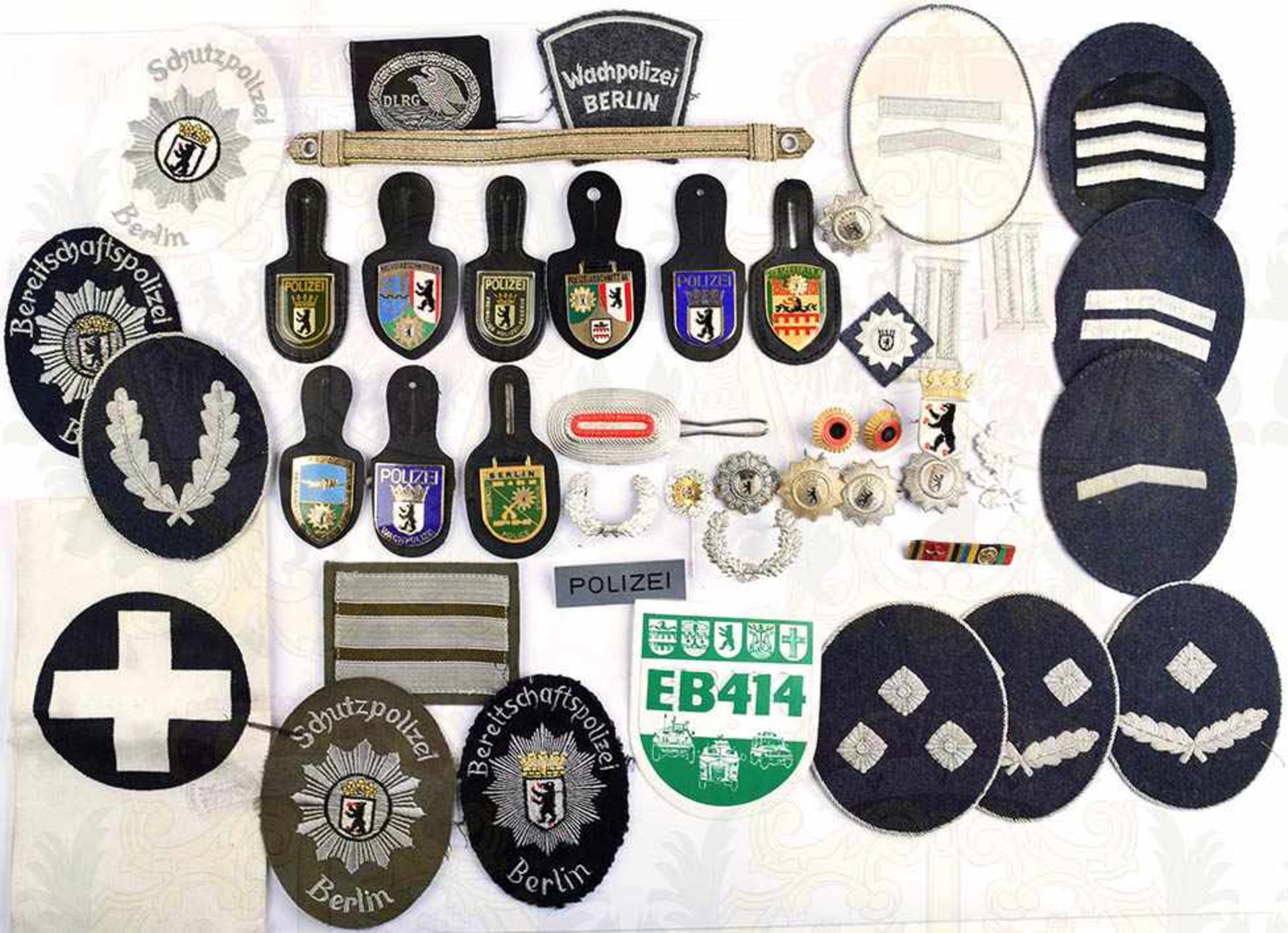 KONVOLUT UNIFORM-EFFEKTEN, ca. 40 Teile, Leitende Beamte u. Mannschaften der Westberliner Polizei,