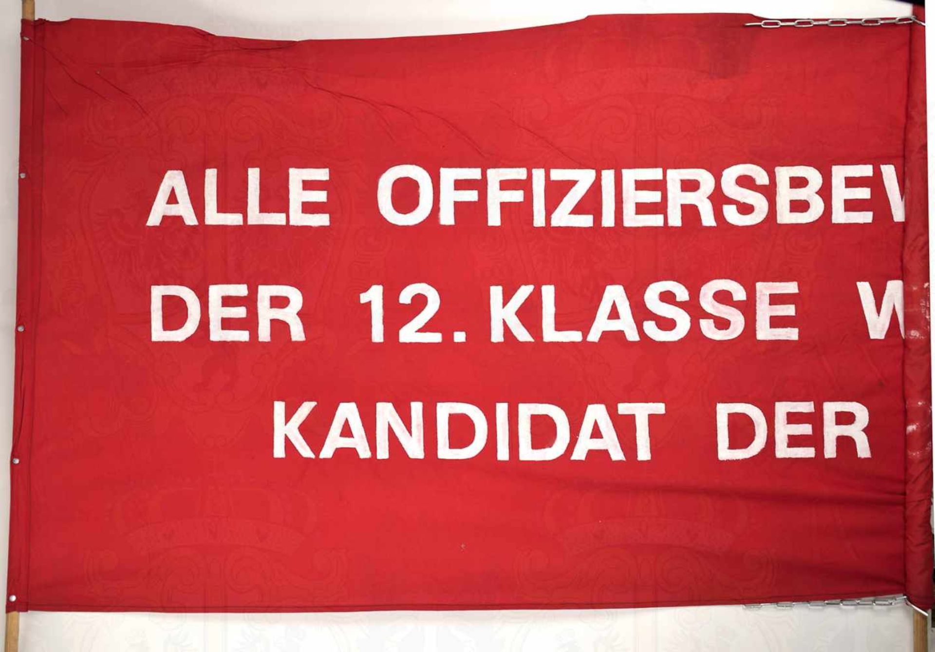 AUFMARSCHBANNER „Alle Offiziersbewerber der 12. Klasse werden Kandidat der SED“, rotes Tuch, weiß - Image 2 of 2