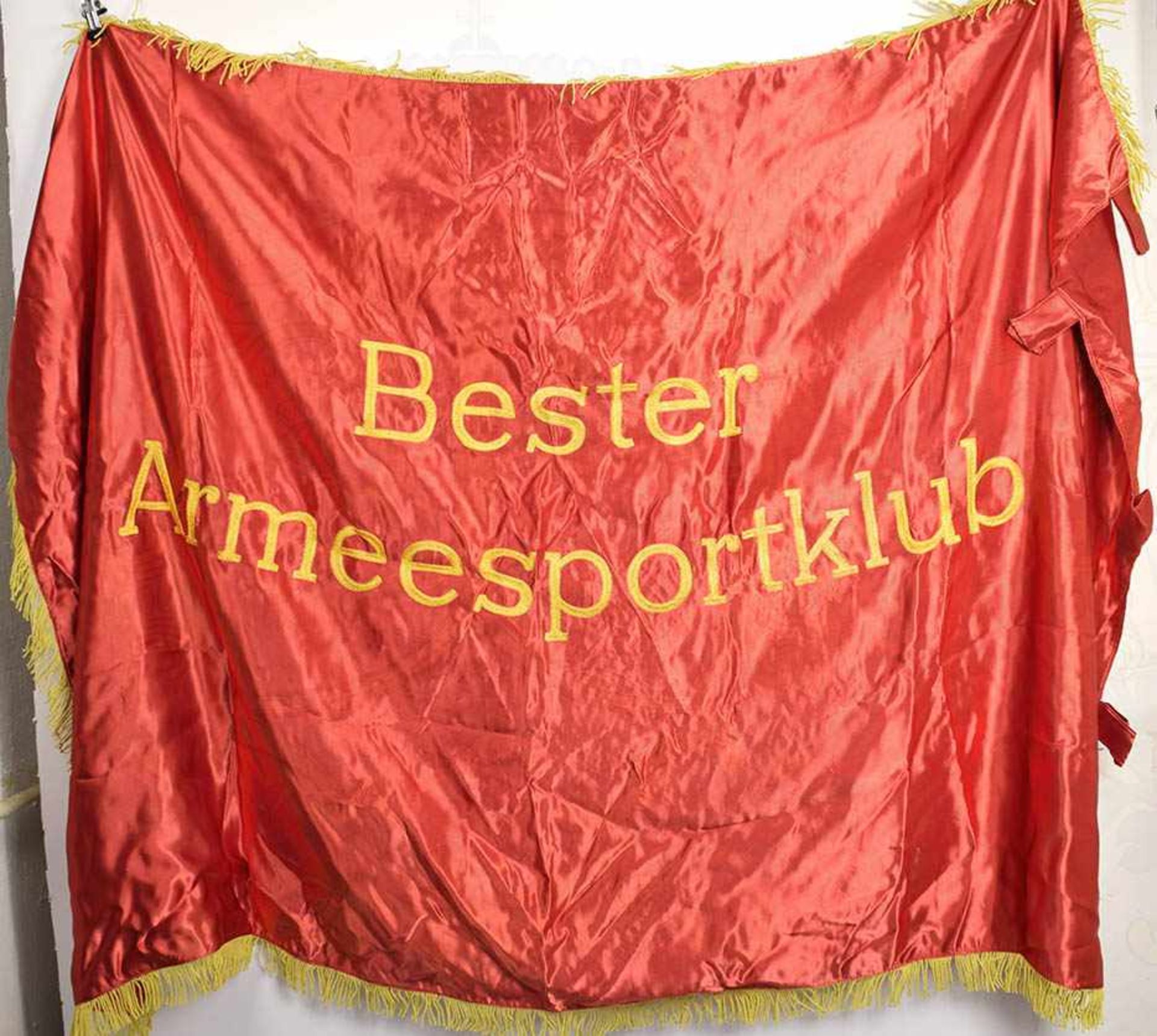 EHRENBANNER „BESTER ARMEESPORTKLUB“, rotes seidiges Tuch, einseitige goldfarbene