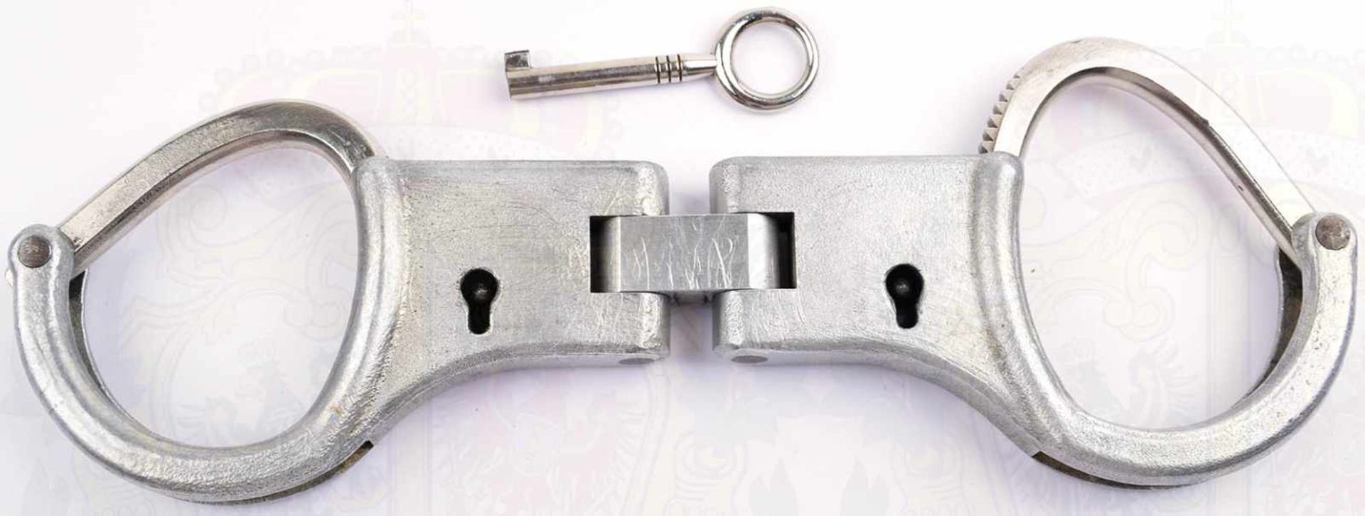 PAAR HANDSCHELLEN, sogenannte „Acht“, Aluminiumguss/Eisenschließen, mit Schlüssel, funktionstüchtig