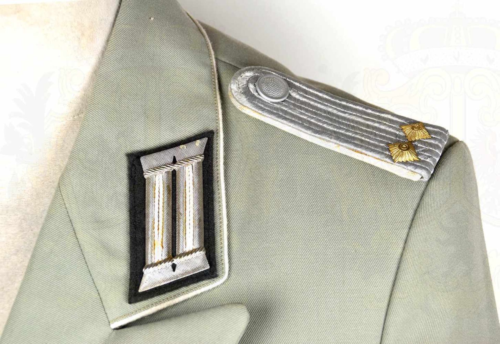 PARADEUNIFORM EINES LEUTNANTS der Landstreitkräfte: Uniformrock, 3 Hemden u. 2 Hosen // Uniformrock, - Bild 3 aus 4