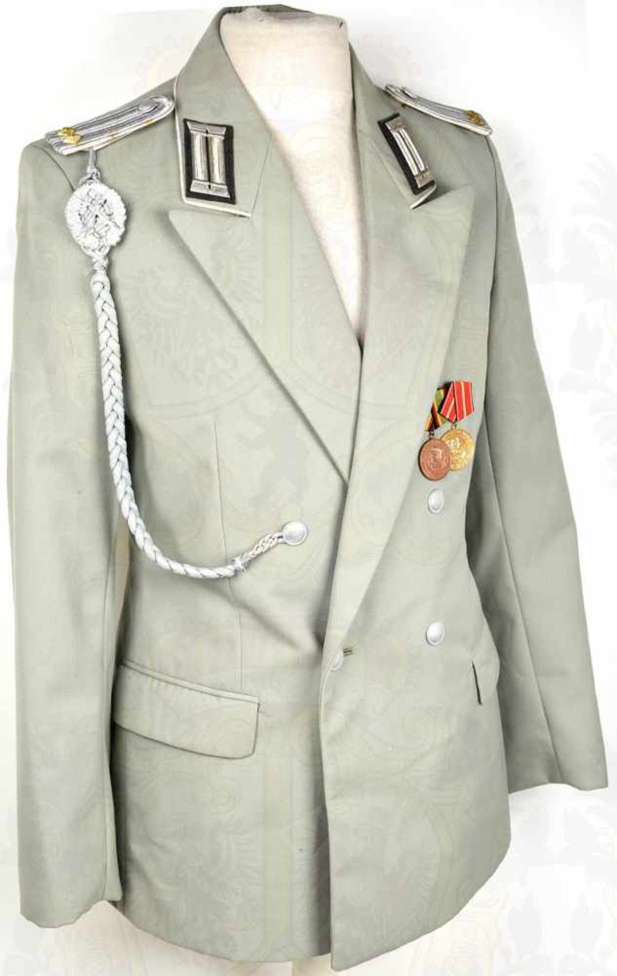 PARADEUNIFORM EINES LEUTNANTS der Landstreitkräfte: Uniformrock, 3 Hemden u. 2 Hosen // Uniformrock,