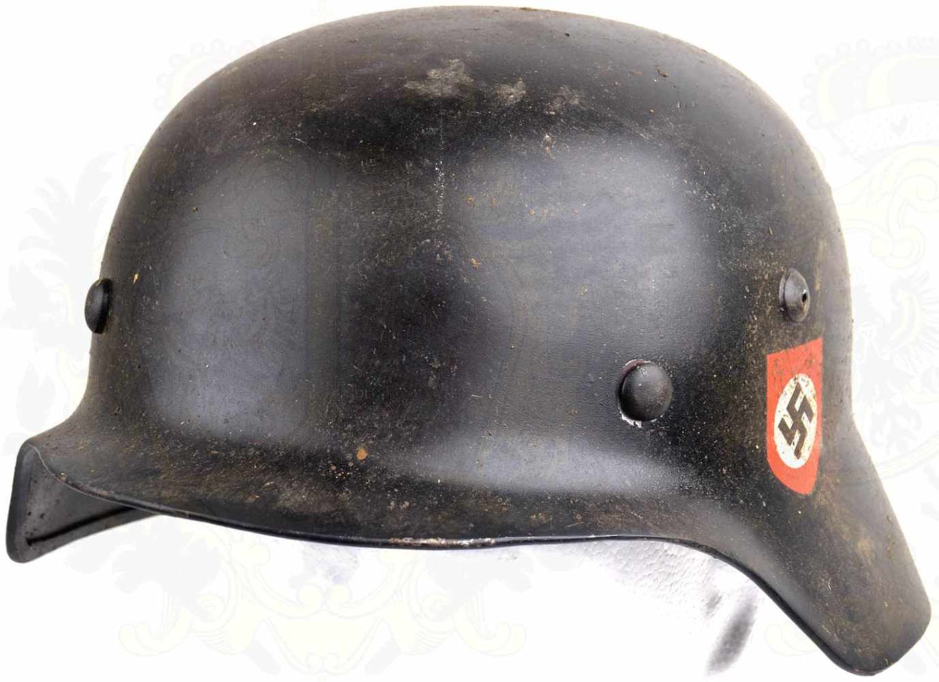 STAHLHELM 35/40, Sammleranfertigung, Glocke schwarz lackiert, Wappen- u. Runen-Emblem, im - Bild 2 aus 3