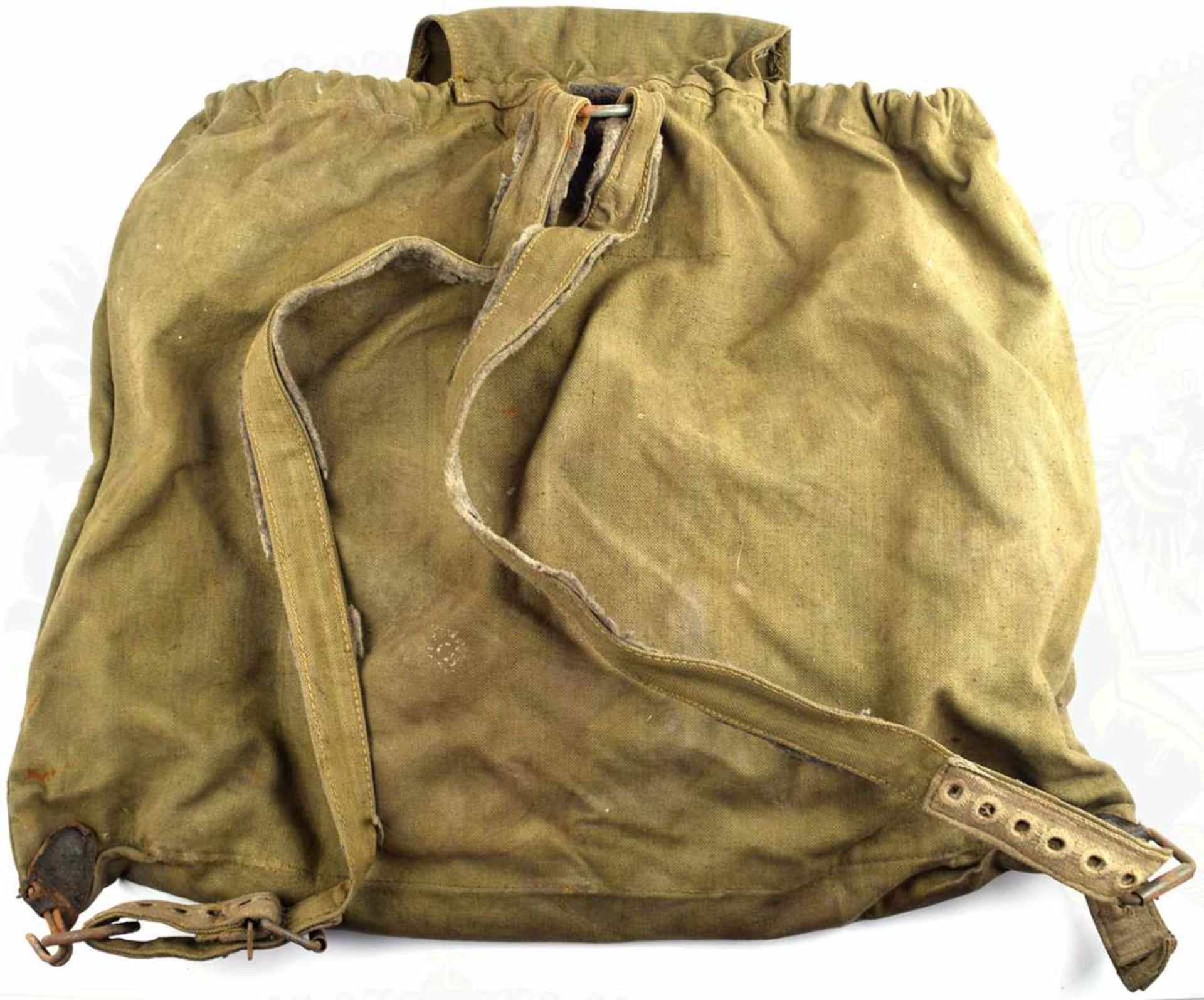 RUCKSACK, feldgraues Leinen, geschwärzte Leder-Montagen, Eisen/Zink-Ösen u. -Schließen, Schnürzug, - Bild 2 aus 2